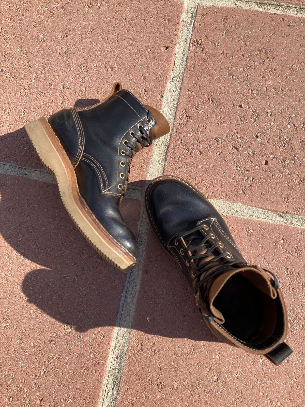 Photo by Drew on February 5, 2023 of the White's 350 Cruiser in Horween Black Waxed Flesh.