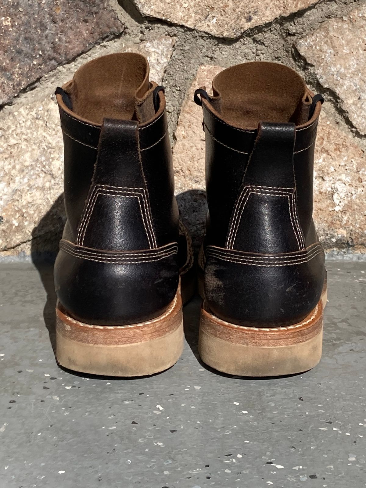 Photo by Drew on February 5, 2023 of the White's 350 Cruiser in Horween Black Waxed Flesh.