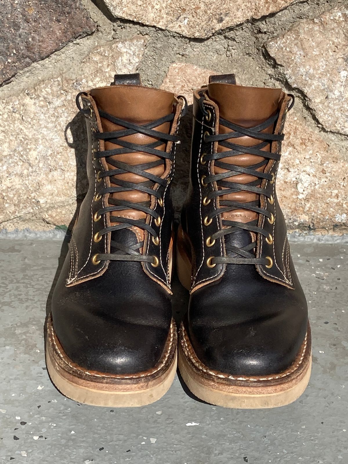 Photo by Drew on February 5, 2023 of the White's 350 Cruiser in Horween Black Waxed Flesh.