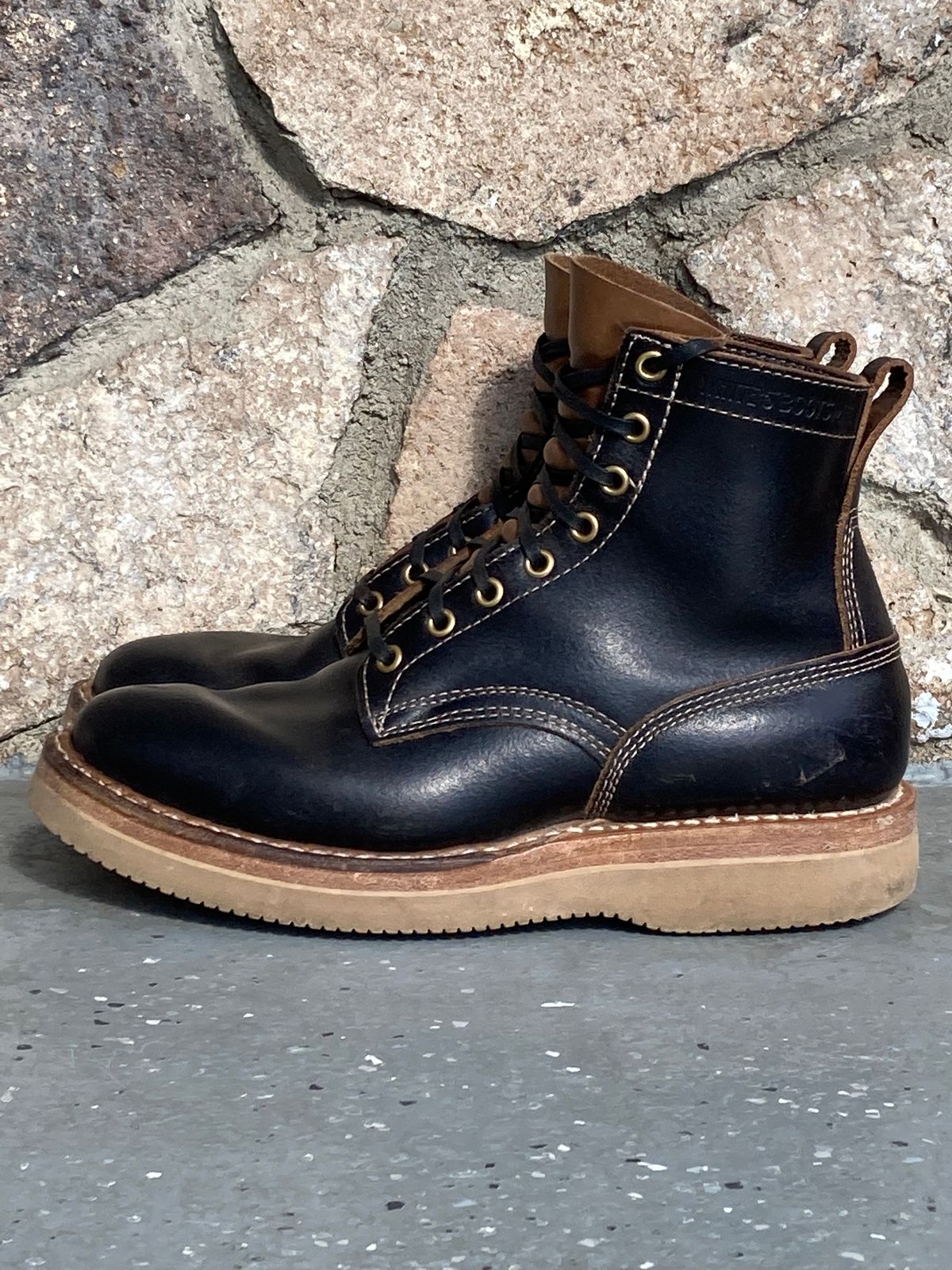 Photo by Drew on February 5, 2023 of the White's 350 Cruiser in Horween Black Waxed Flesh.