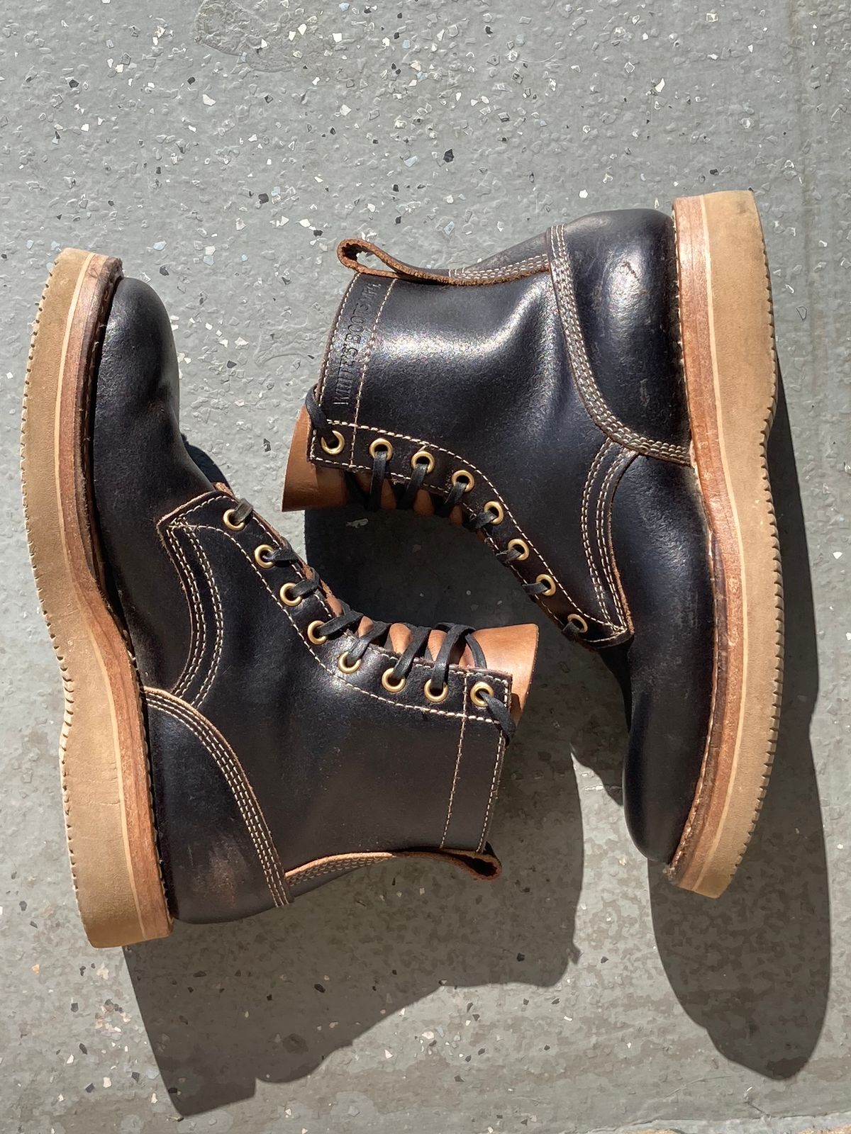 Photo by Drew on February 5, 2023 of the White's 350 Cruiser in Horween Black Waxed Flesh.