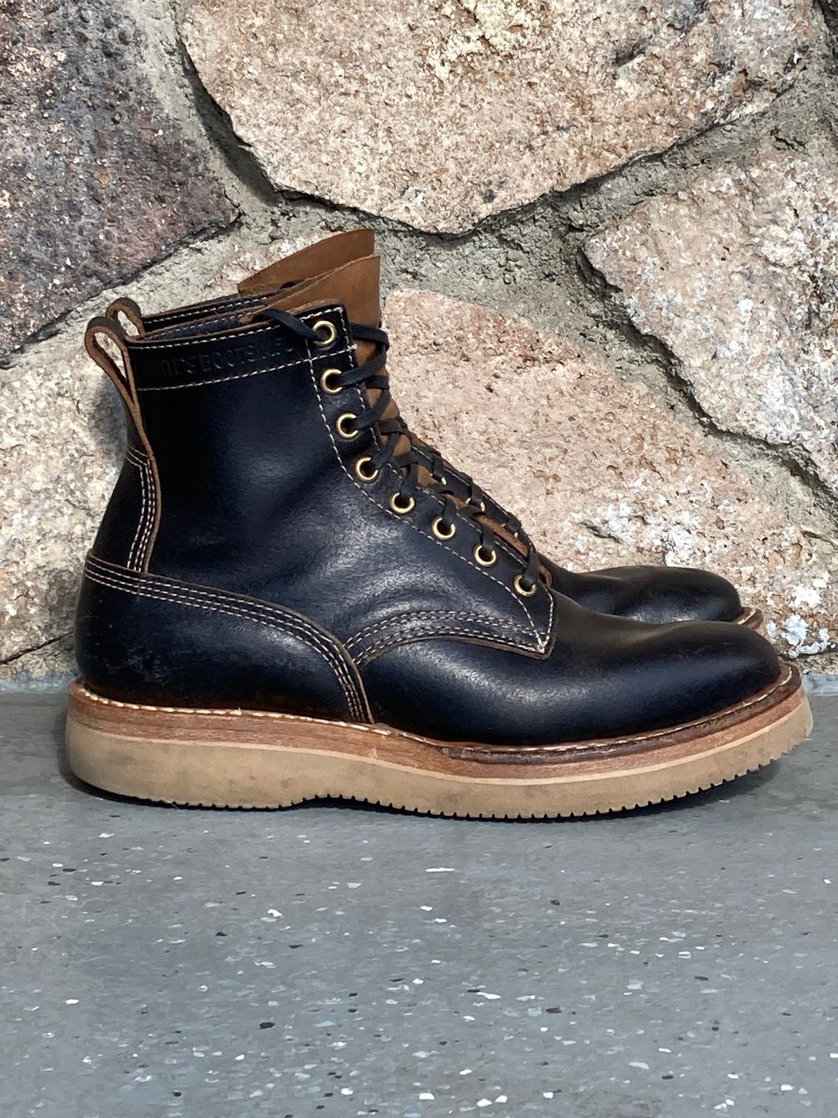 Photo by Drew on February 5, 2023 of the White's 350 Cruiser in Horween Black Waxed Flesh.