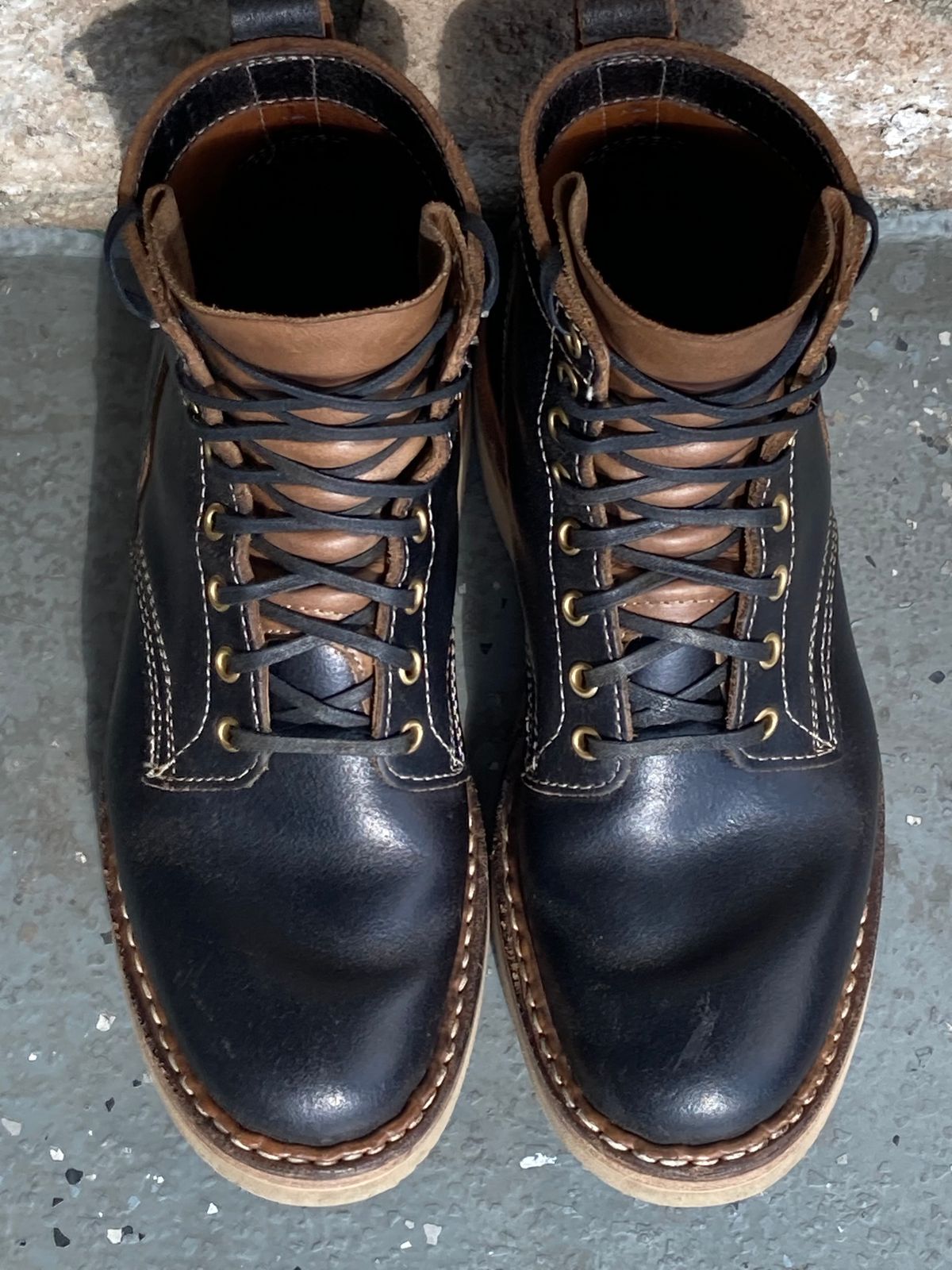 Photo by Drew on February 5, 2023 of the White's 350 Cruiser in Horween Black Waxed Flesh.
