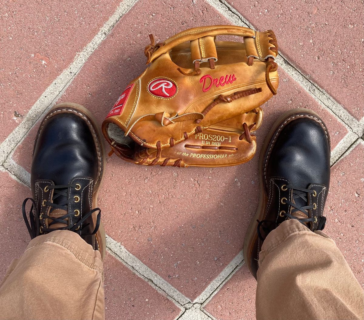 Photo by Drew on March 5, 2023 of the White's 350 Cruiser in Horween Black Waxed Flesh.