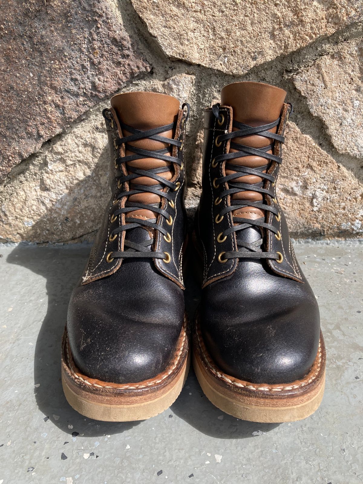 Photo by Drew on March 5, 2023 of the White's 350 Cruiser in Horween Black Waxed Flesh.