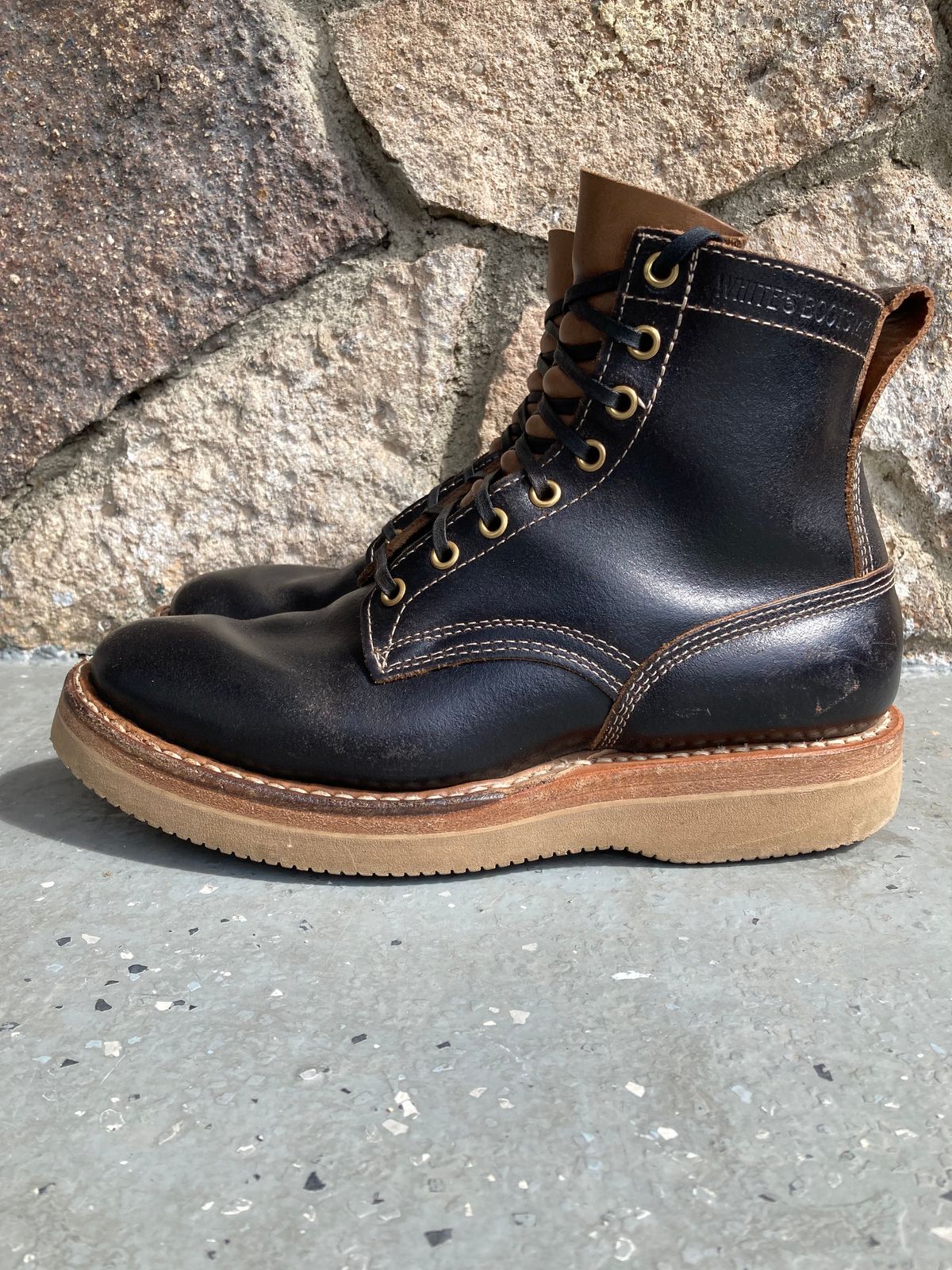 Photo by Drew on March 5, 2023 of the White's 350 Cruiser in Horween Black Waxed Flesh.