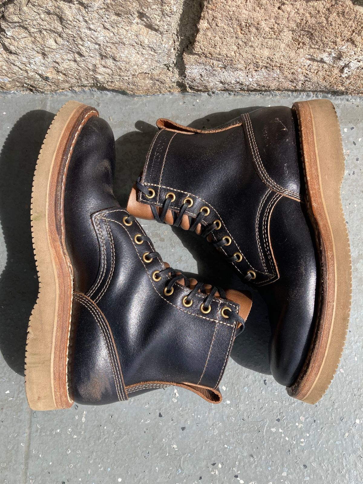 Photo by Drew on March 5, 2023 of the White's 350 Cruiser in Horween Black Waxed Flesh.