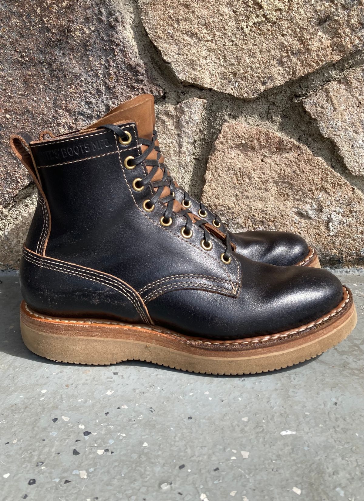 Photo by Drew on March 5, 2023 of the White's 350 Cruiser in Horween Black Waxed Flesh.