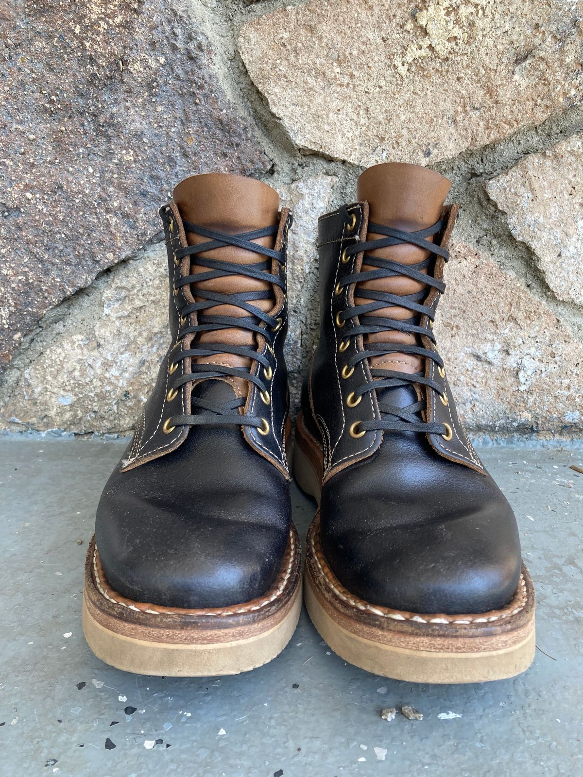 Photo by Drew on April 6, 2023 of the White's 350 Cruiser in Horween Black Waxed Flesh.