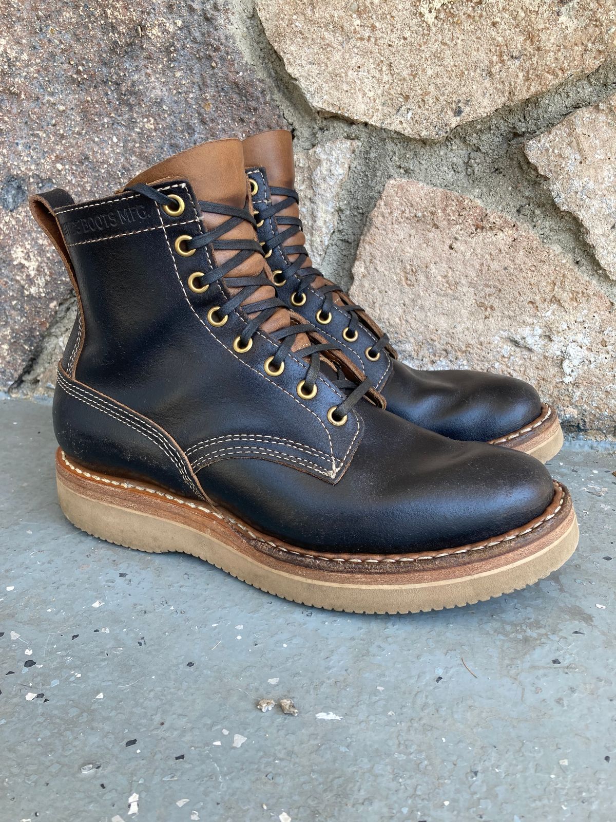 Photo by Drew on April 6, 2023 of the White's 350 Cruiser in Horween Black Waxed Flesh.
