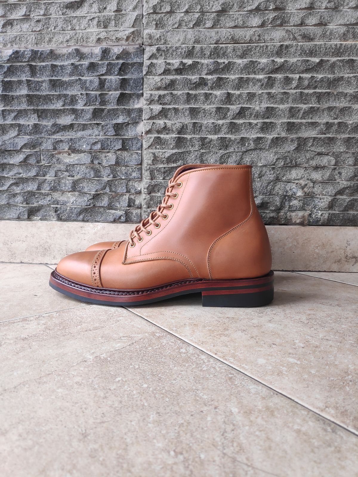 Photo by holandenim on October 2, 2022 of the Sagara Legant in Indonesian Java Brown Pull Up.