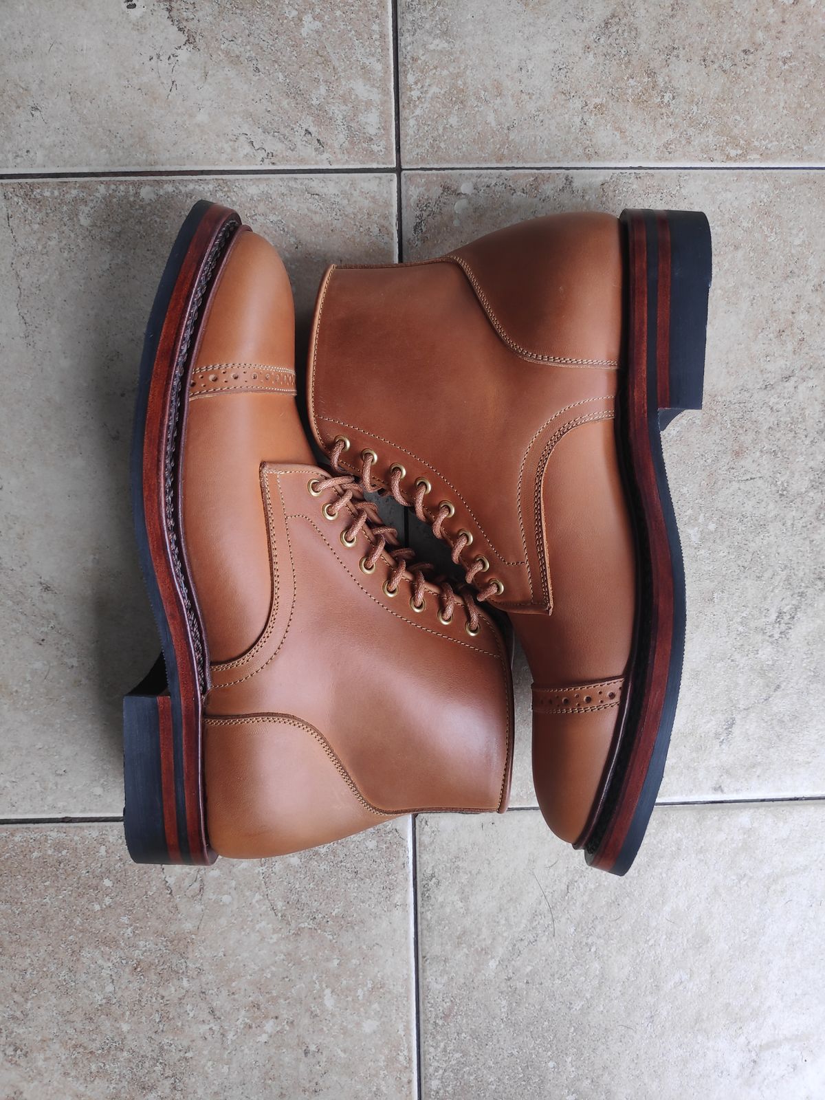 Photo by holandenim on October 2, 2022 of the Sagara Legant in Indonesian Java Brown Pull Up.
