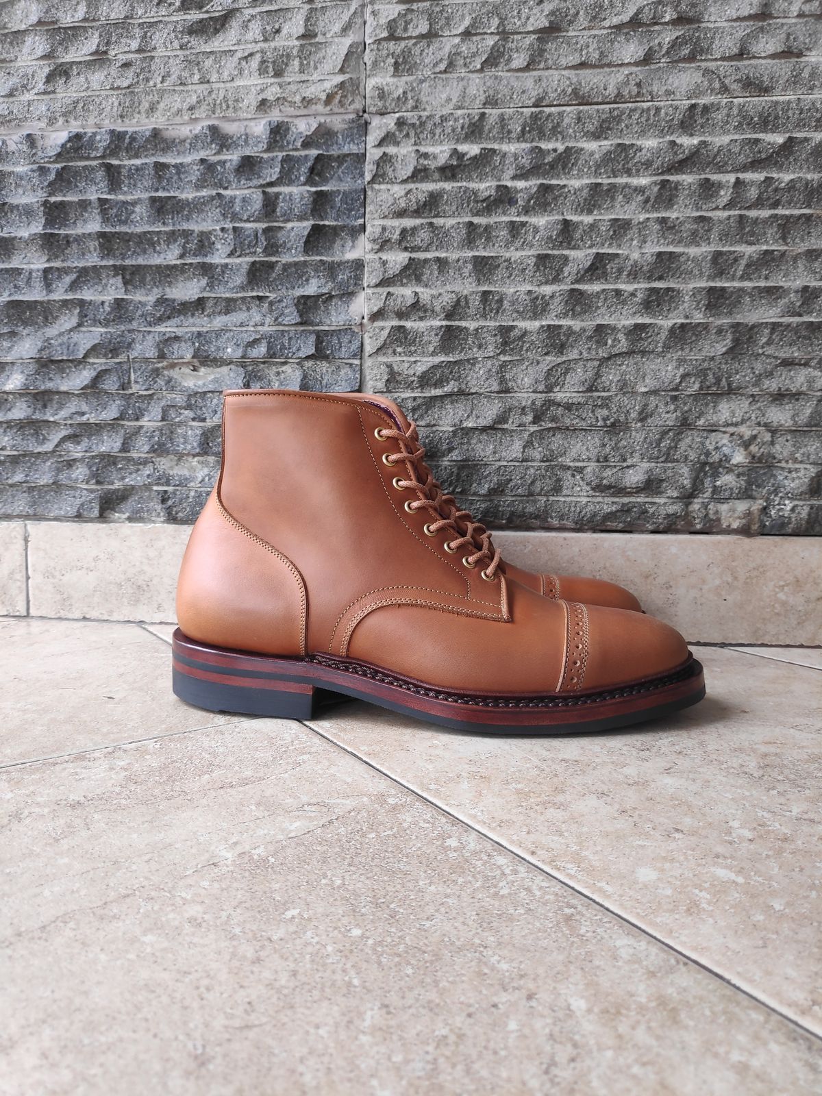 Photo by holandenim on October 2, 2022 of the Sagara Legant in Indonesian Java Brown Pull Up.