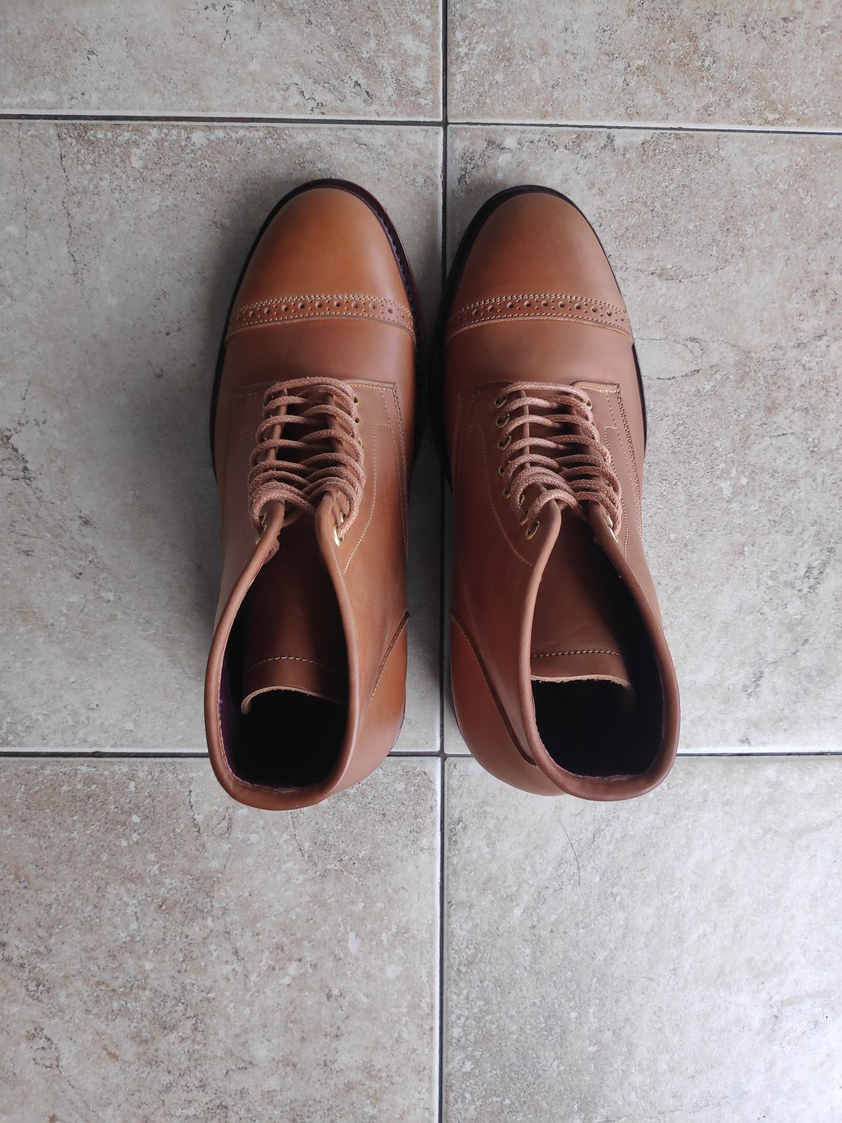Photo by holandenim on October 2, 2022 of the Sagara Legant in Indonesian Java Brown Pull Up.