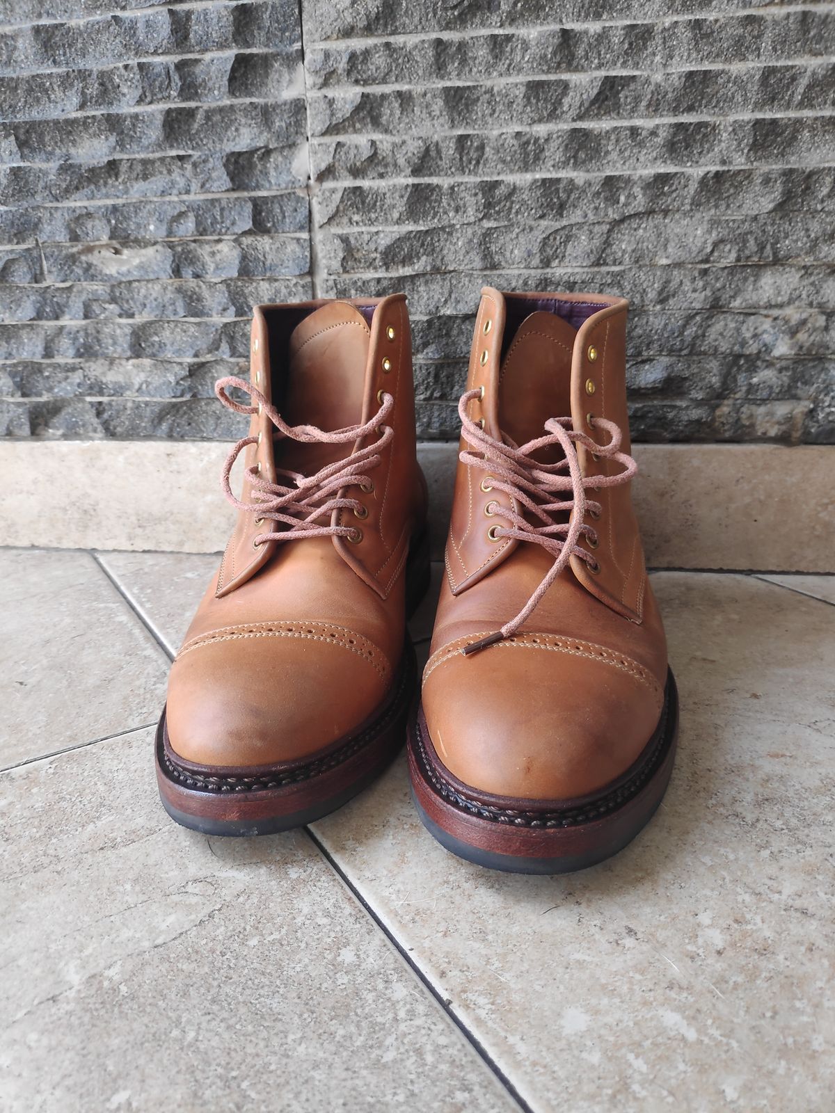 Photo by holandenim on November 5, 2022 of the Sagara Legant in Indonesian Java Brown Pull Up.