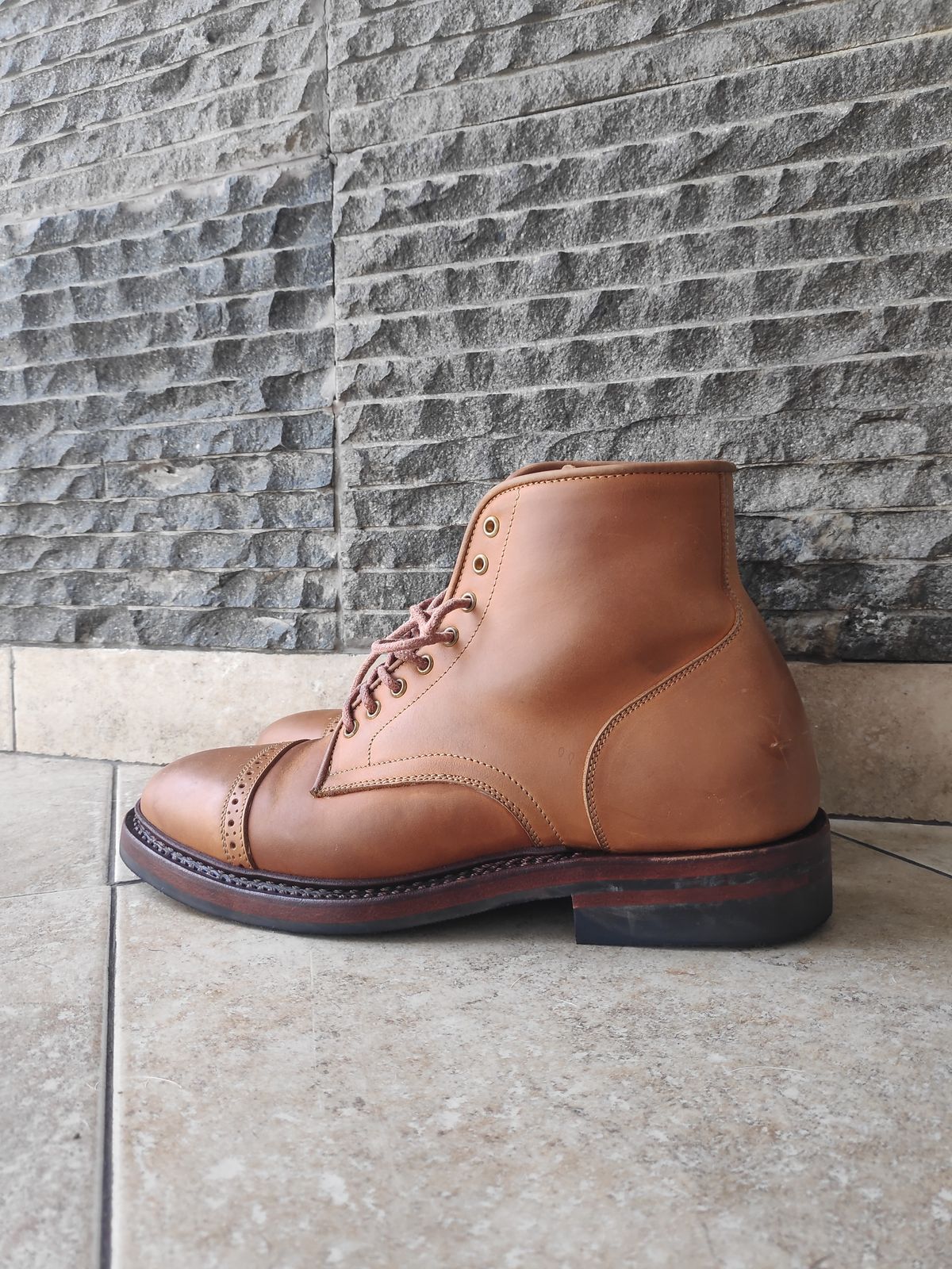 Photo by holandenim on November 5, 2022 of the Sagara Legant in Indonesian Java Brown Pull Up.