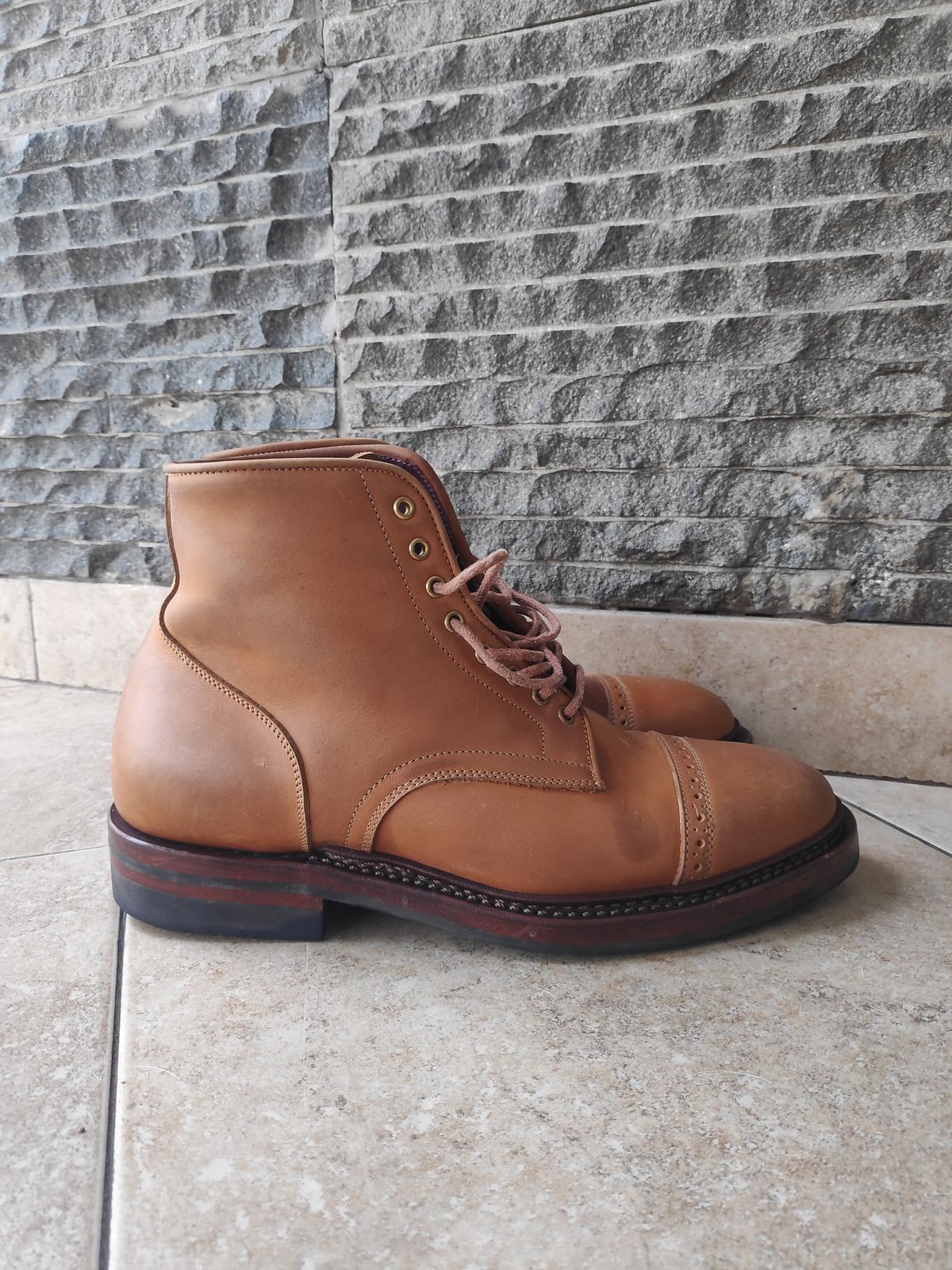Photo by holandenim on November 5, 2022 of the Sagara Legant in Indonesian Java Brown Pull Up.