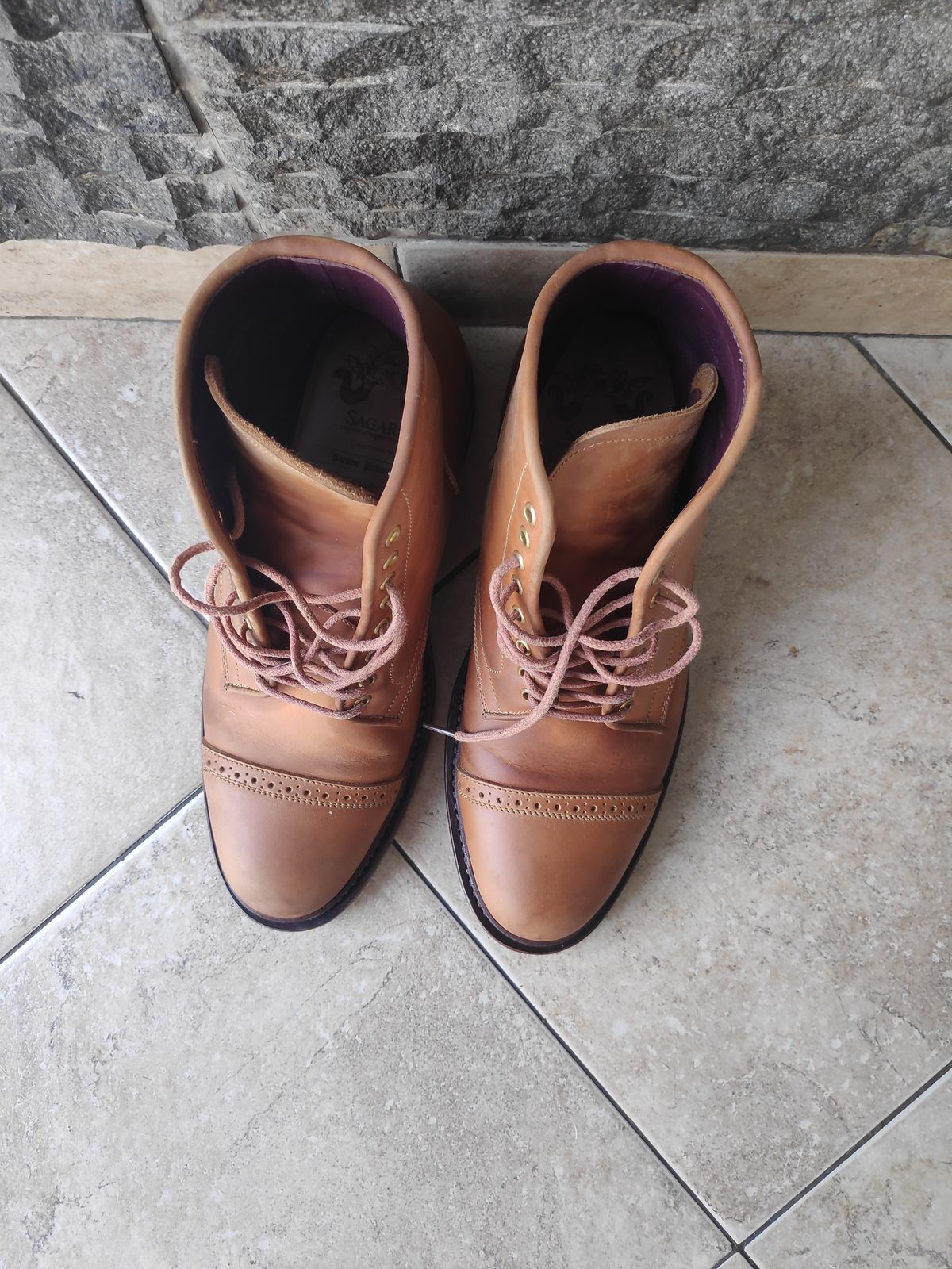 Photo by holandenim on November 5, 2022 of the Sagara Legant in Indonesian Java Brown Pull Up.