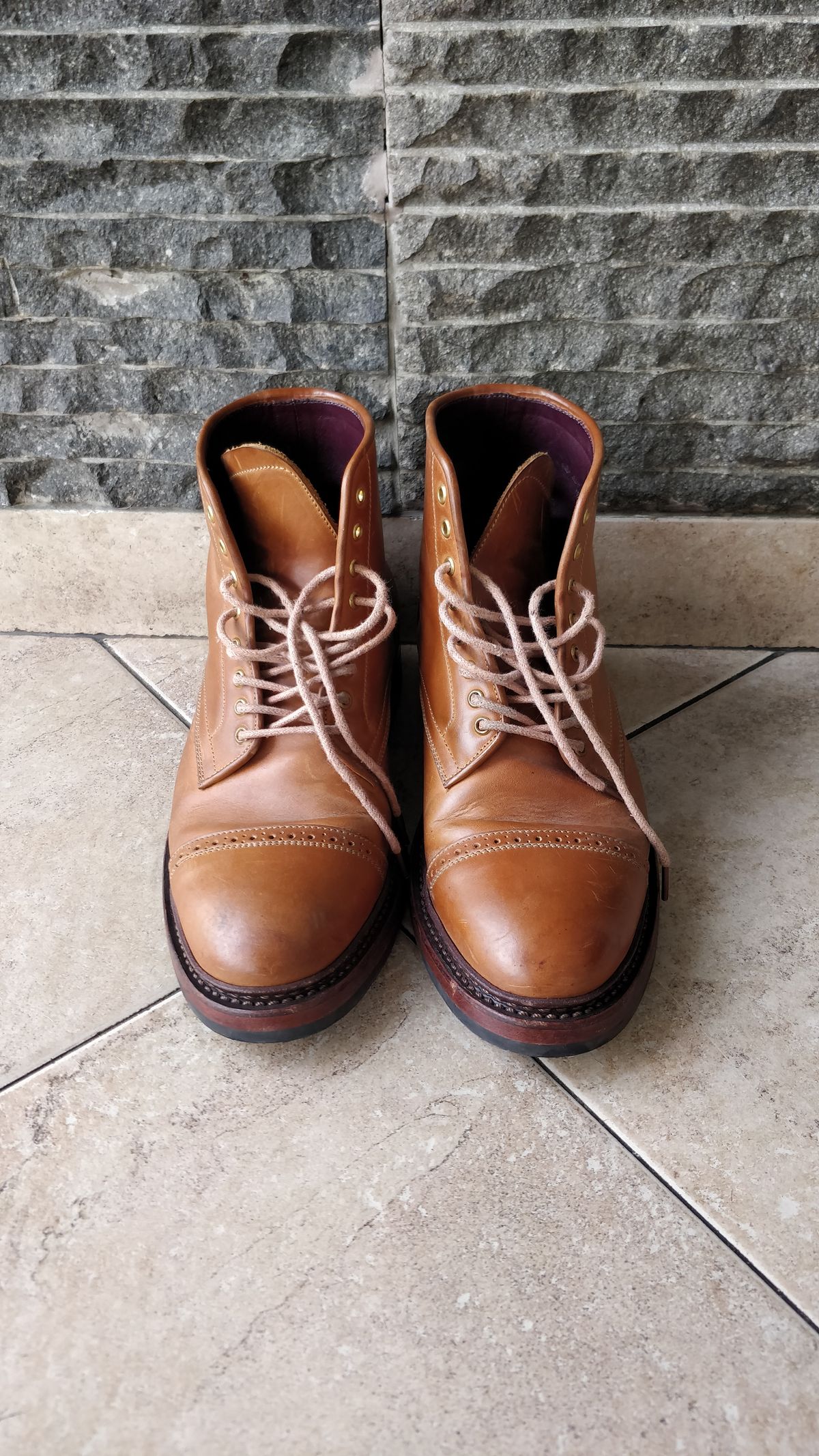 Photo by holandenim on December 5, 2022 of the Sagara Legant in Indonesian Java Brown Pull Up.