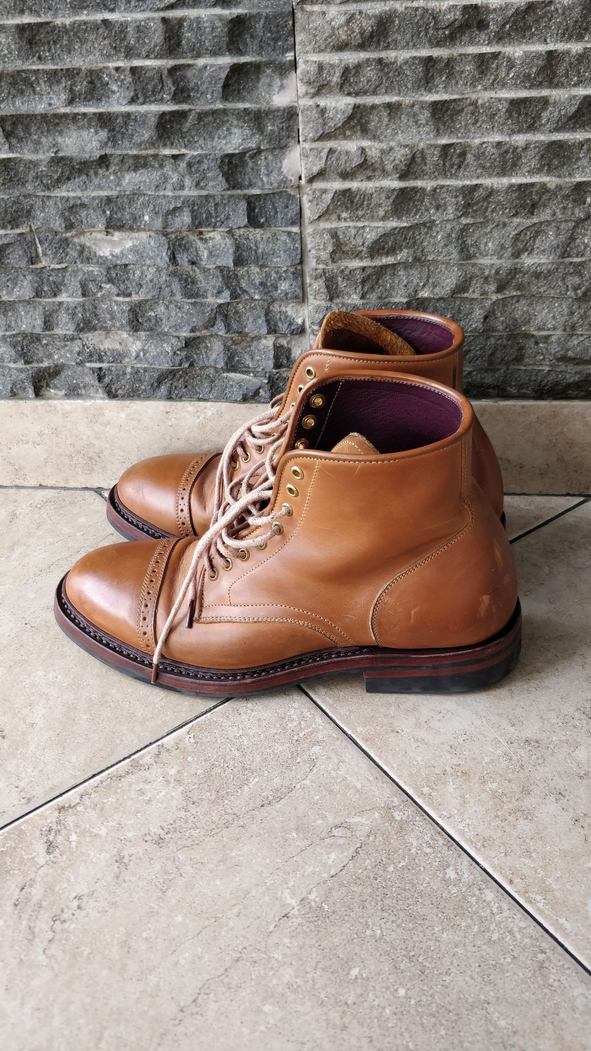 Photo by holandenim on December 5, 2022 of the Sagara Legant in Indonesian Java Brown Pull Up.