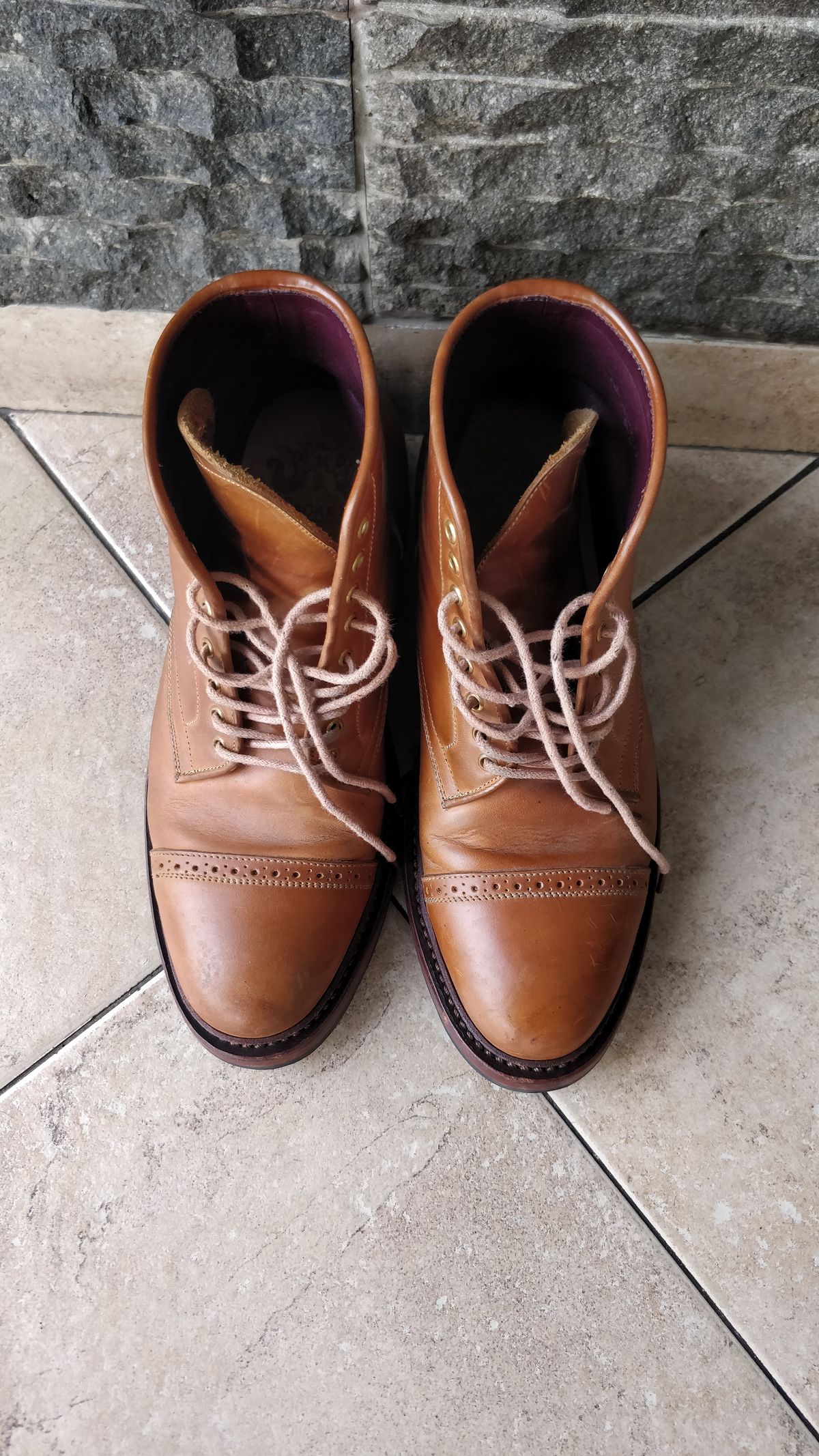 Photo by holandenim on December 5, 2022 of the Sagara Legant in Indonesian Java Brown Pull Up.