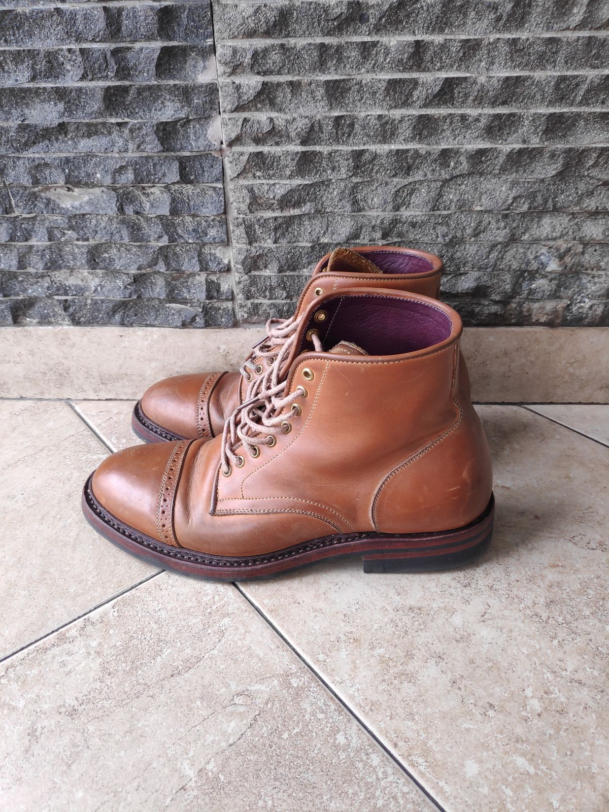 Photo by holandenim on January 3, 2023 of the Sagara Legant in Indonesian Java Brown Pull Up.