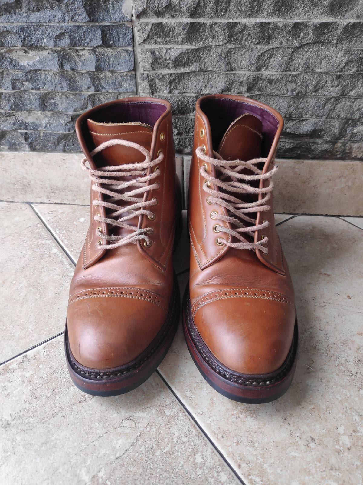 Photo by holandenim on February 4, 2023 of the Sagara Legant in Indonesian Java Brown Pull Up.