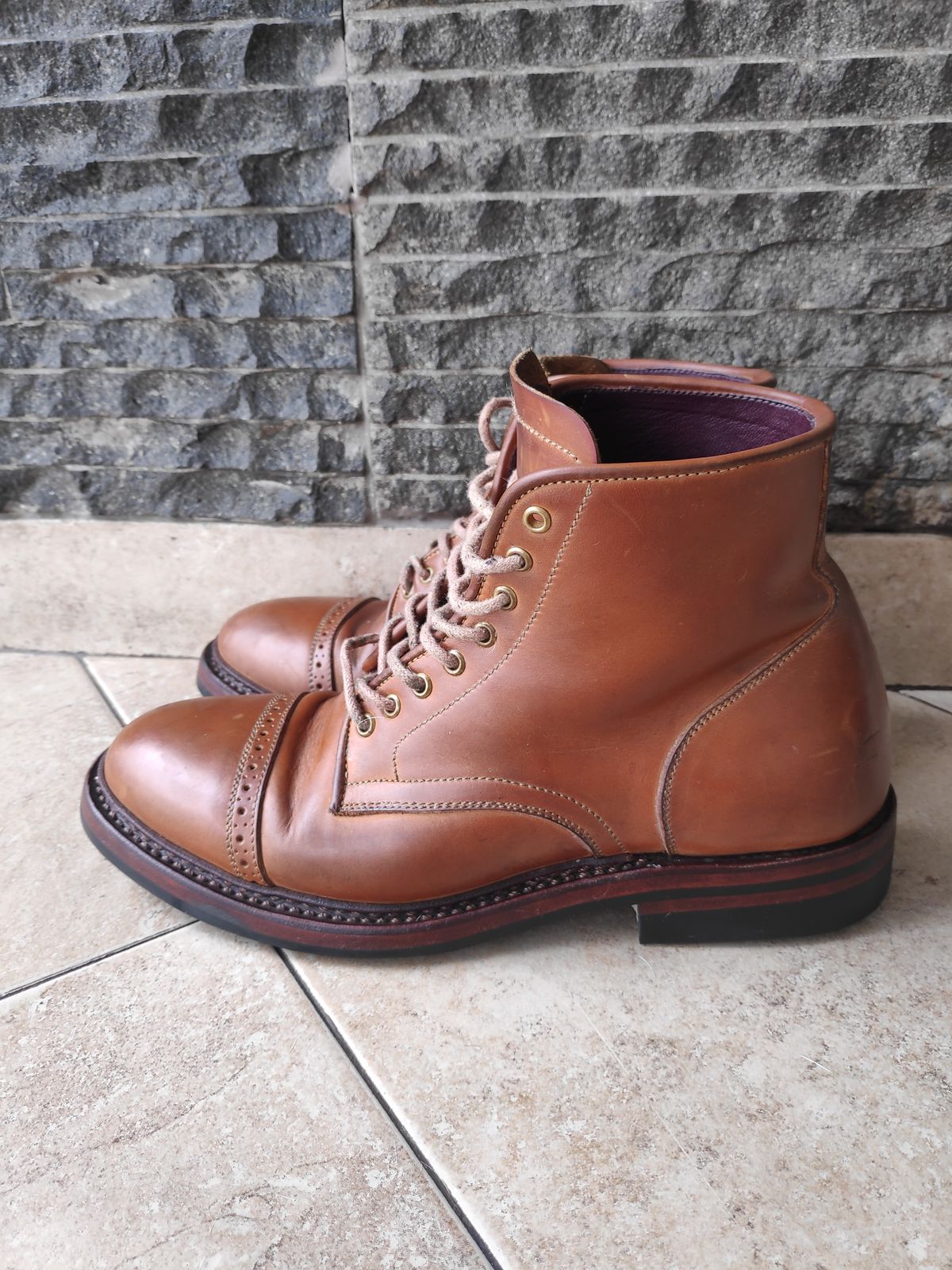Photo by holandenim on February 4, 2023 of the Sagara Legant in Indonesian Java Brown Pull Up.