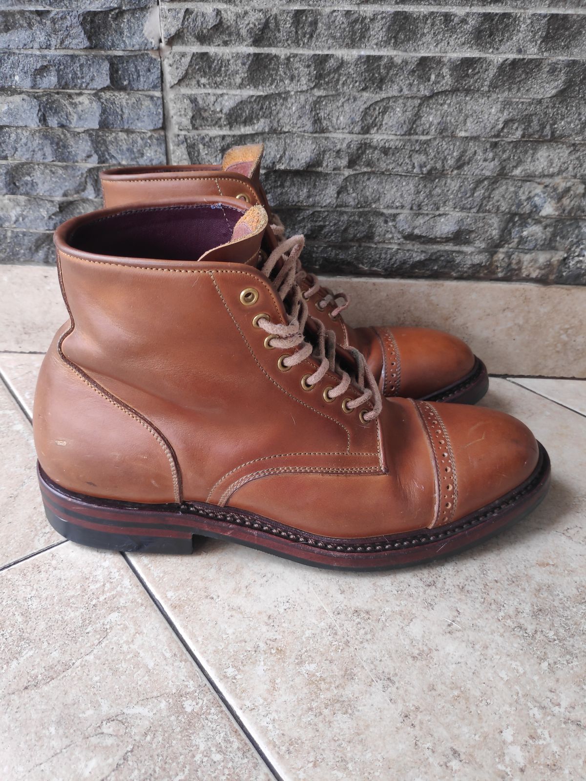 Photo by holandenim on February 4, 2023 of the Sagara Legant in Indonesian Java Brown Pull Up.