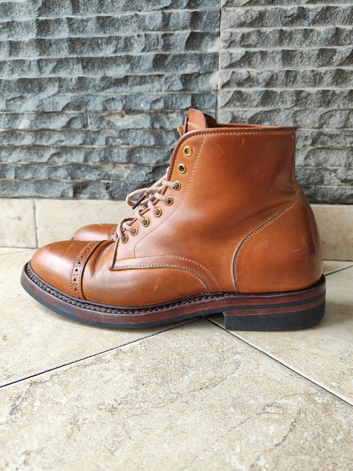 Photo by holandenim on March 4, 2023 of the Sagara Legant in Indonesian Java Brown Pull Up.