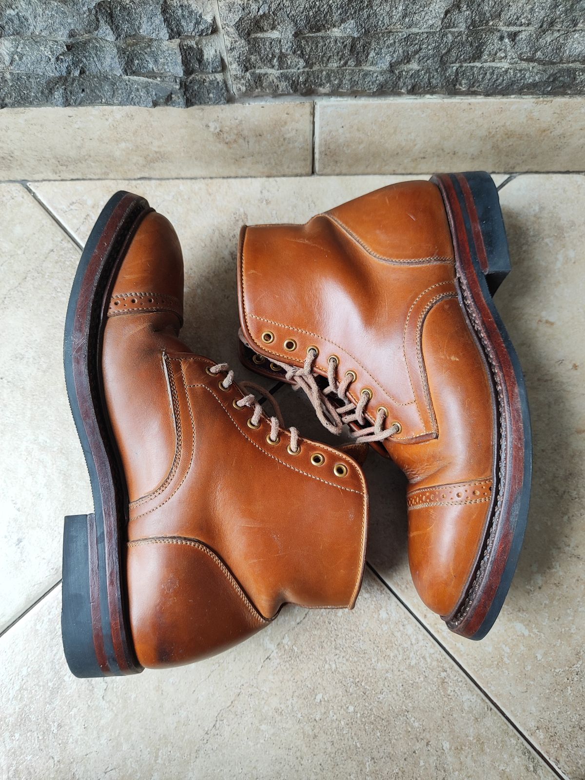 Photo by holandenim on March 4, 2023 of the Sagara Legant in Indonesian Java Brown Pull Up.