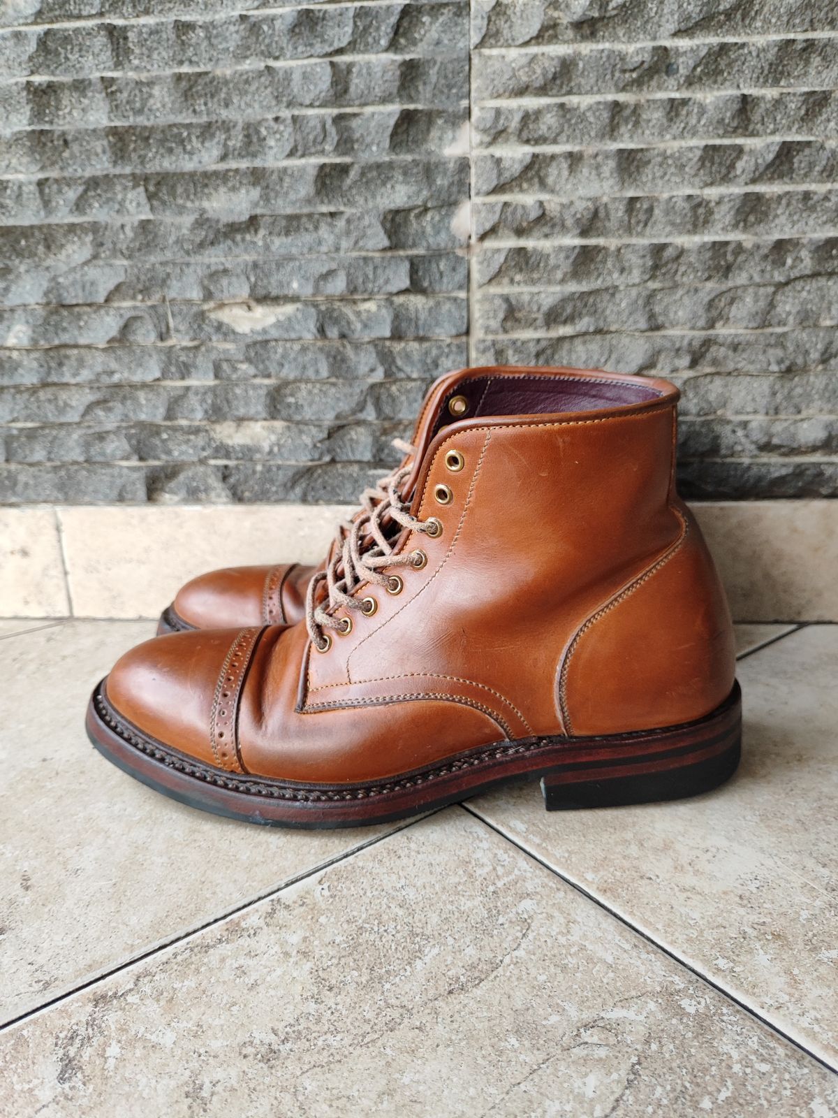 Photo by holandenim on April 2, 2023 of the Sagara Legant in Indonesian Java Brown Pull Up.