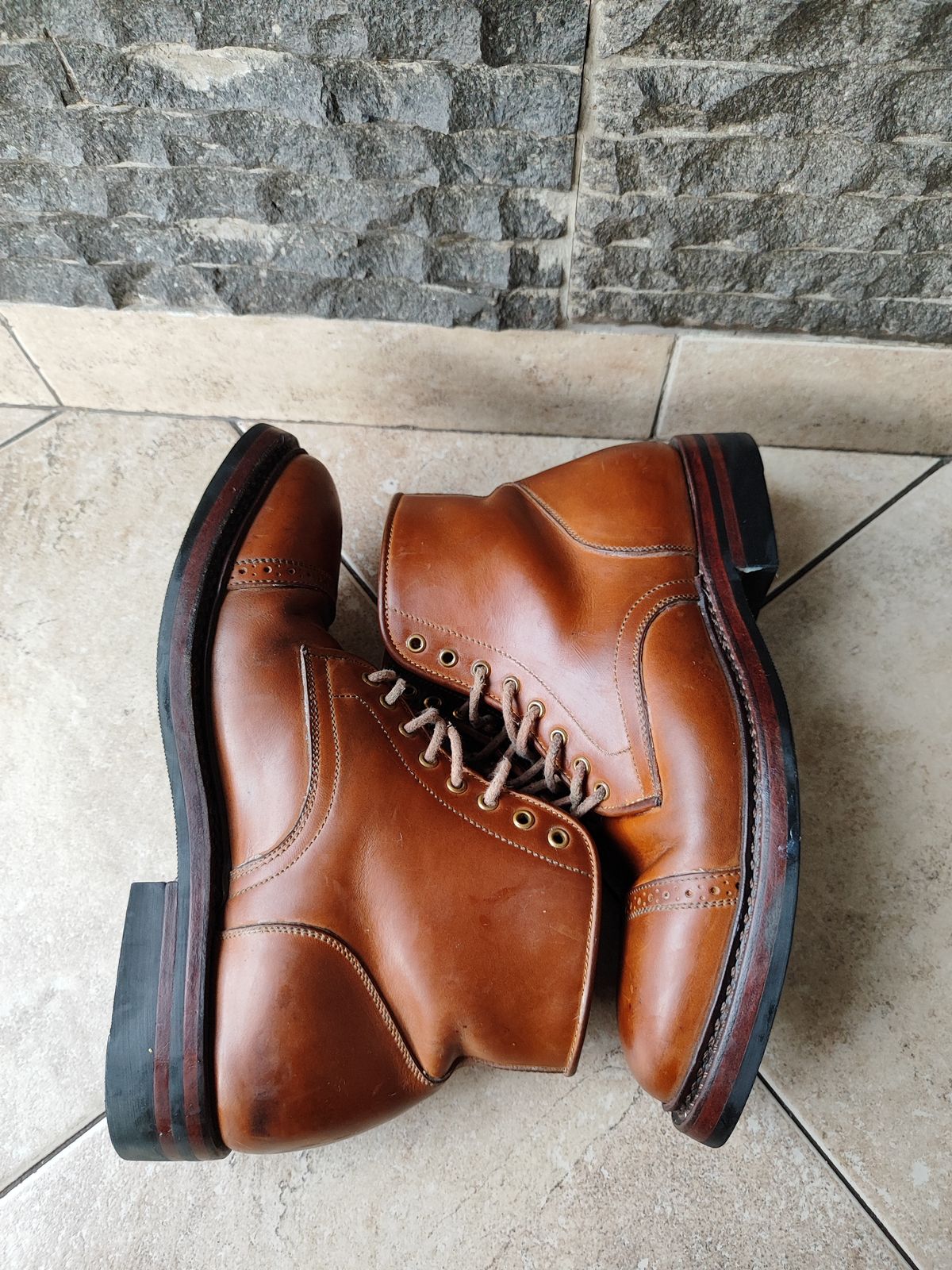 Photo by holandenim on April 2, 2023 of the Sagara Legant in Indonesian Java Brown Pull Up.