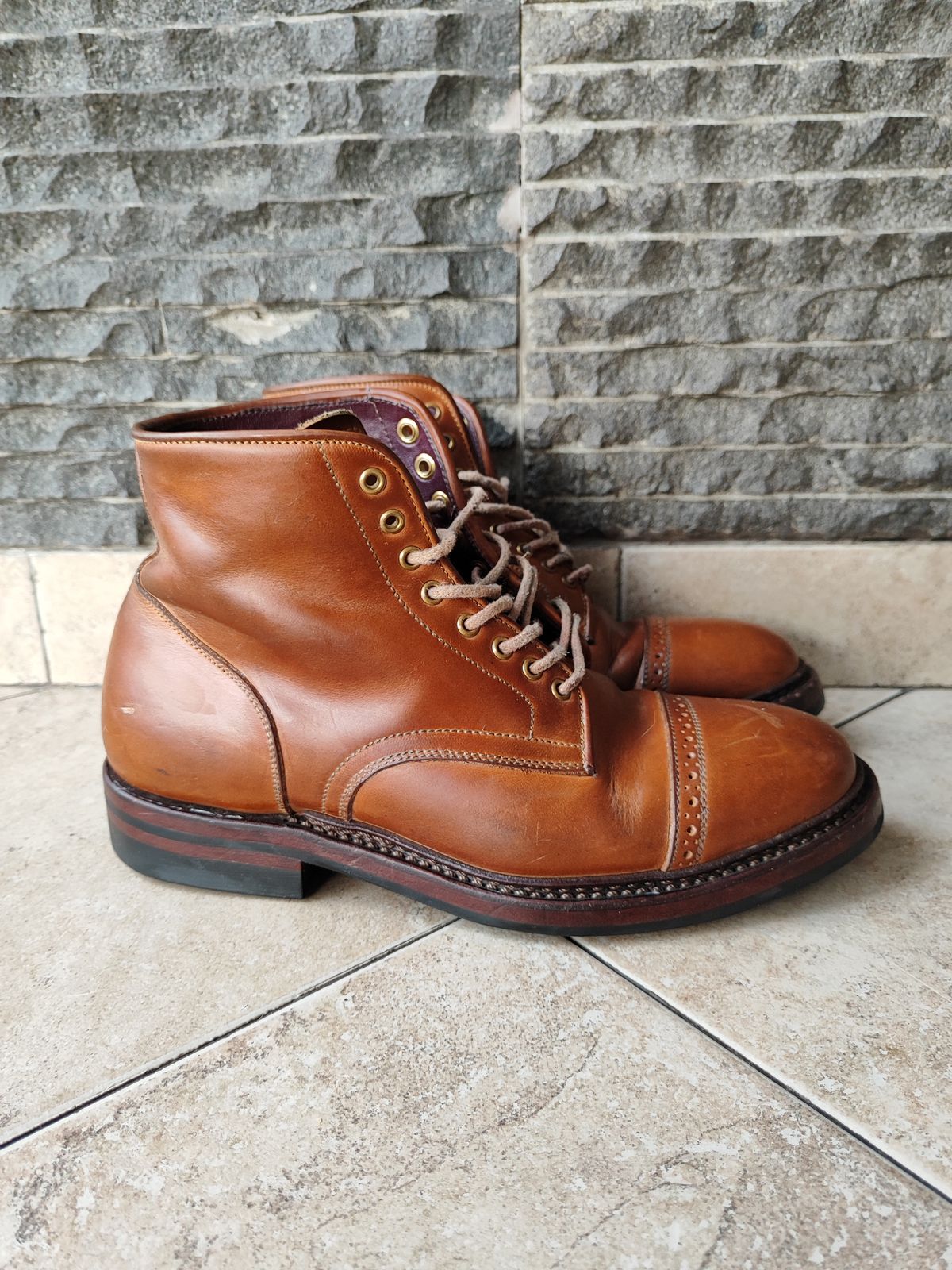 Photo by holandenim on April 2, 2023 of the Sagara Legant in Indonesian Java Brown Pull Up.