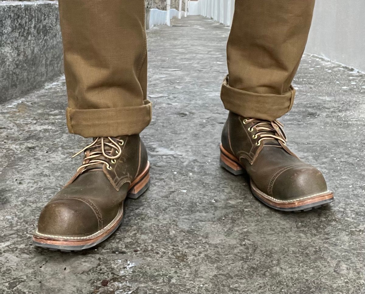 Photo by coolhand0302 on April 3, 2023 of the Viberg Service Boot BCT in Horween Dark Olive Waxed Flesh.