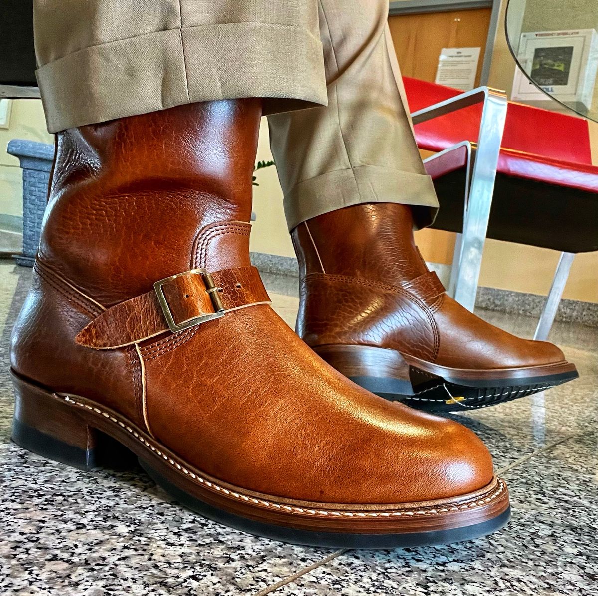 Photo by coolhand0302 on June 14, 2022 of the John Lofgren Wabash Engineer Boots in Shinki Dark Cherry Oiled Horsebutt.