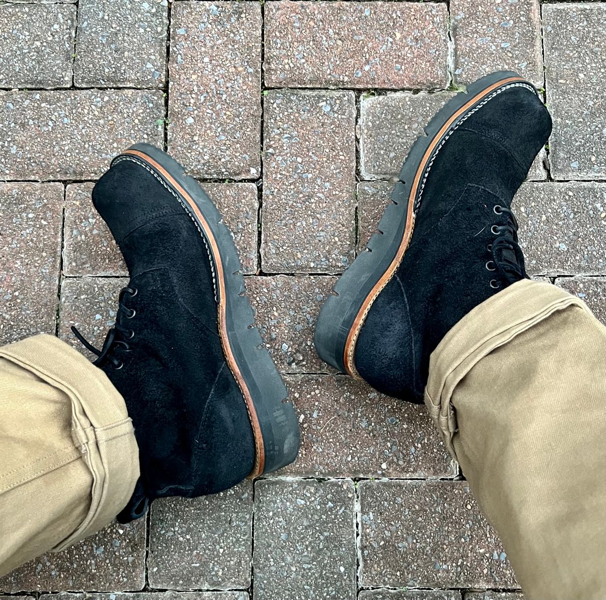 Photo by coolhand0302 on December 1, 2021 of the Viberg Service Boot BCT in Seidel Black Oil Tan Roughout.