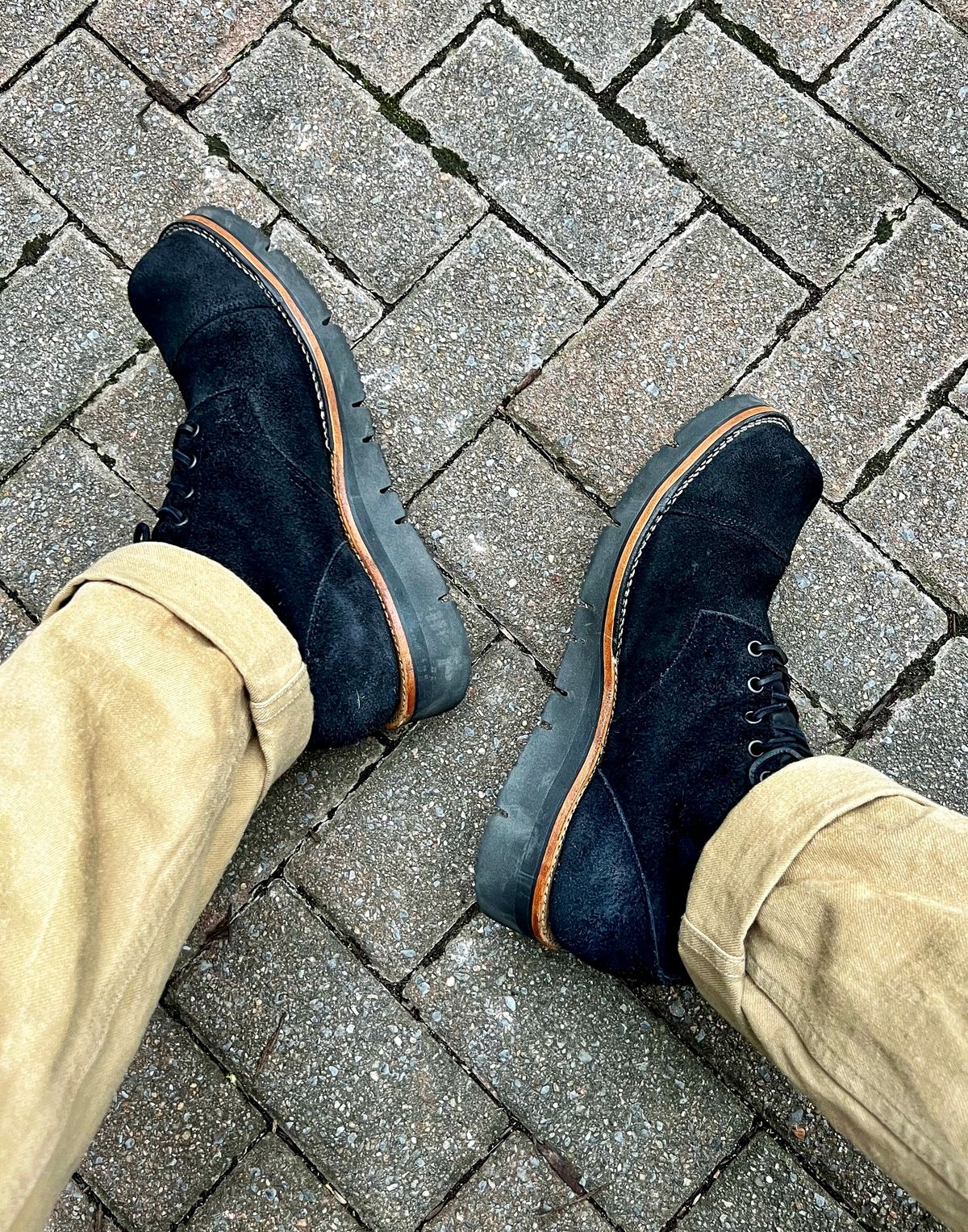 Photo by coolhand0302 on March 8, 2022 of the Viberg Service Boot BCT in Seidel Black Oil Tan Roughout.