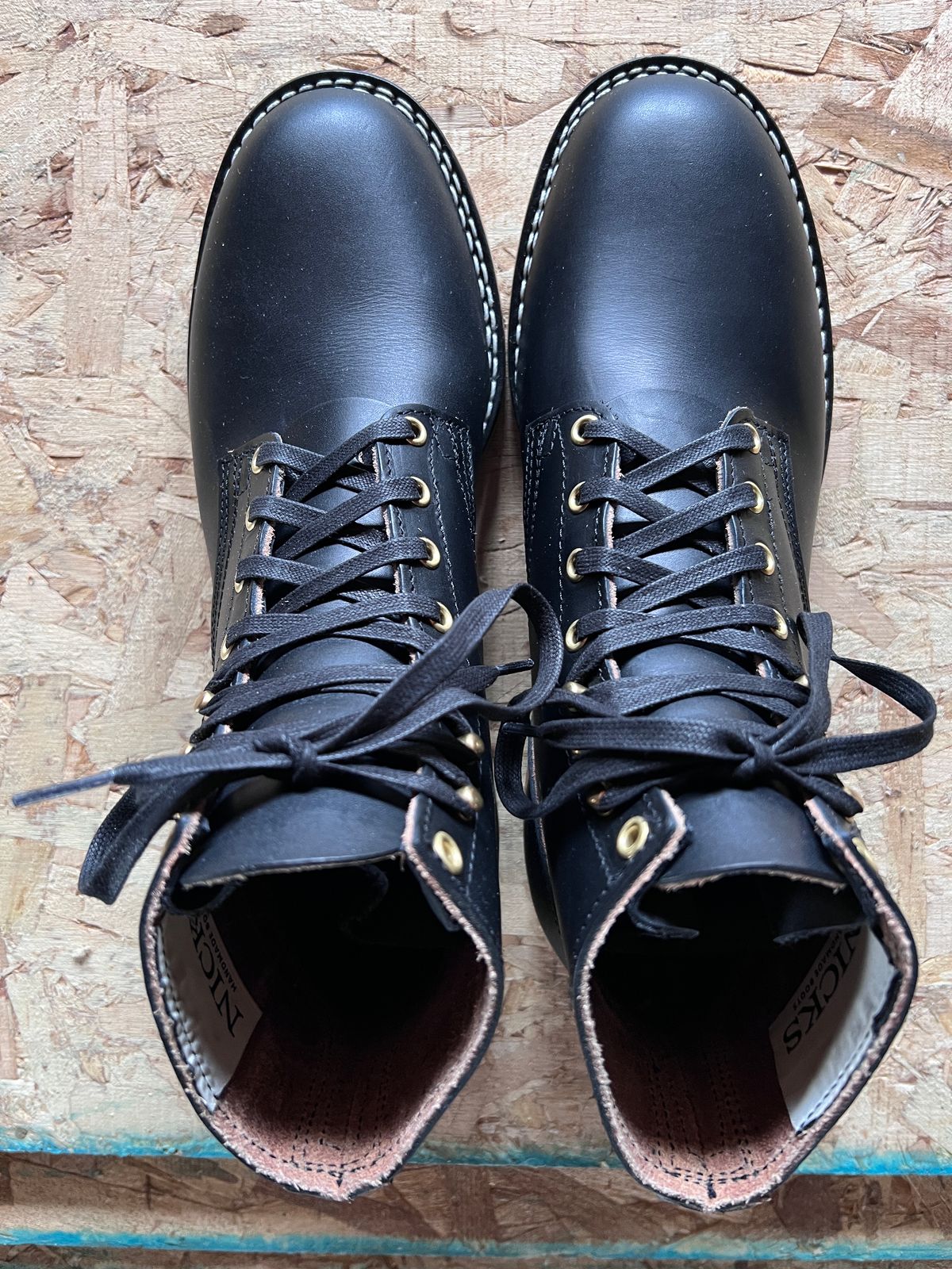 Photo by tlr on January 19, 2024 of the Nicks Free Range in Wickett & Craig Black Oiled Latigo.