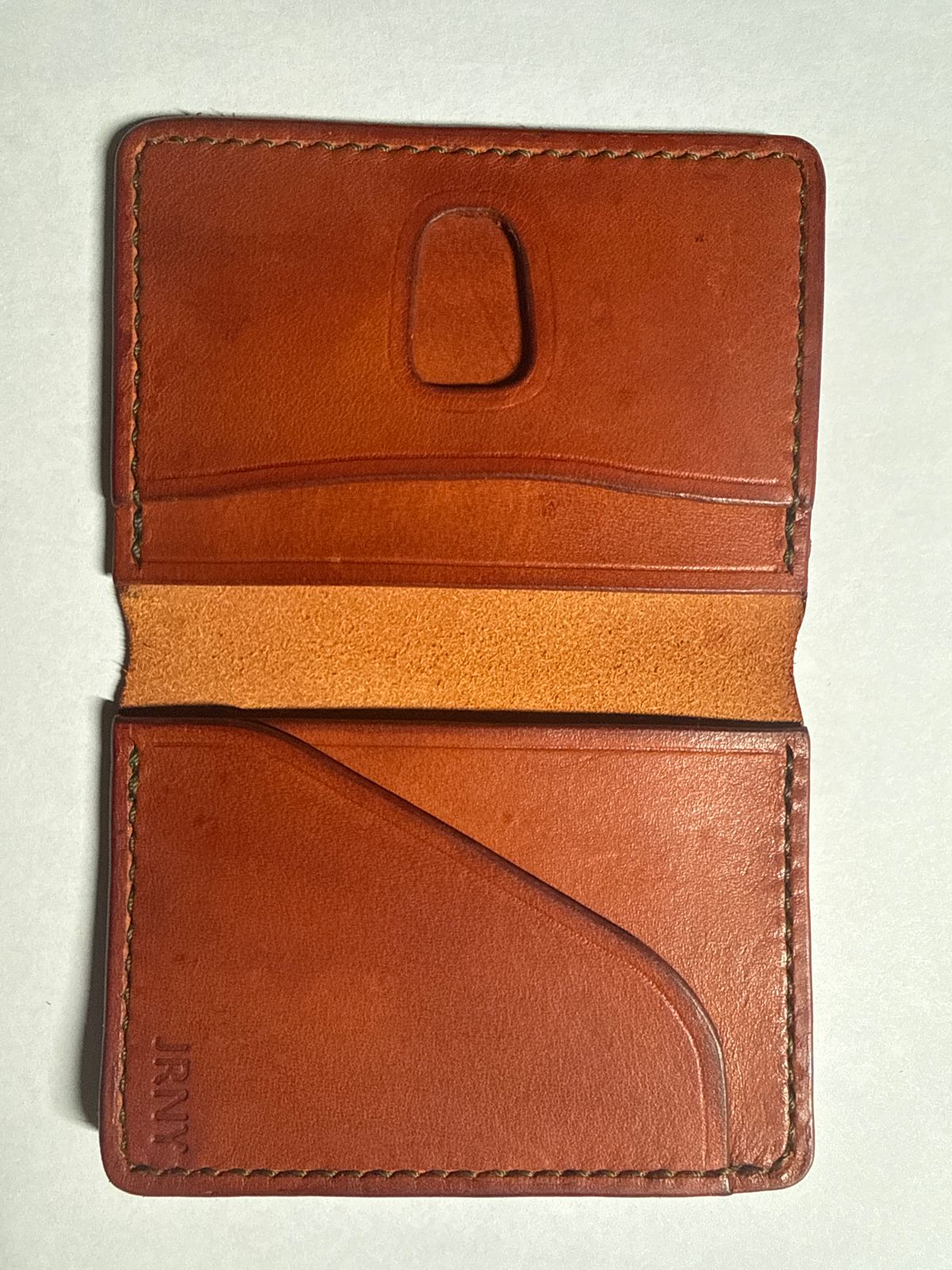 Photo by jeremy.m.boyd on September 29, 2025 of the Jeremy Boyd The JRNY Front Pocket BiFold in Tandy’s Economy Veg-Tan Hand Died English Bridle.