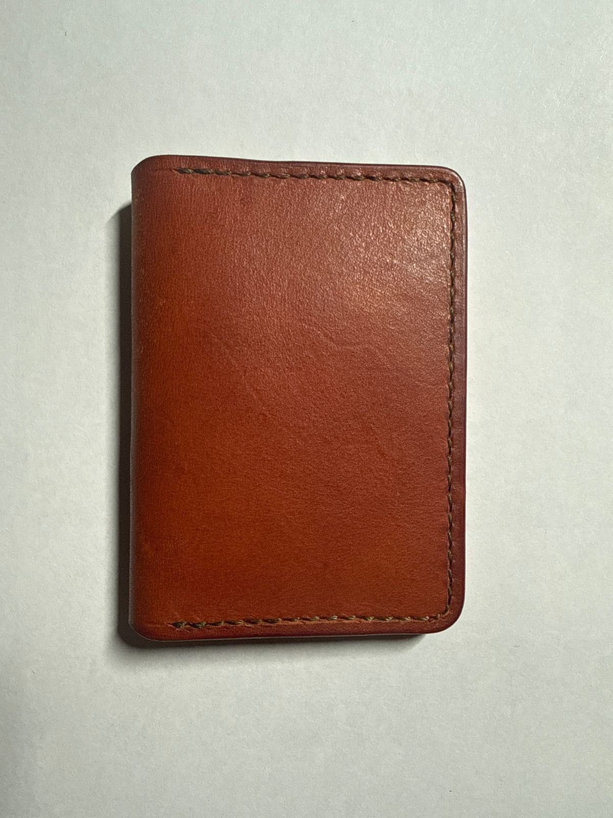 Photo by jeremy.m.boyd on September 29, 2025 of the Jeremy Boyd The JRNY Front Pocket BiFold in Tandy’s Economy Veg-Tan Hand Died English Bridle.