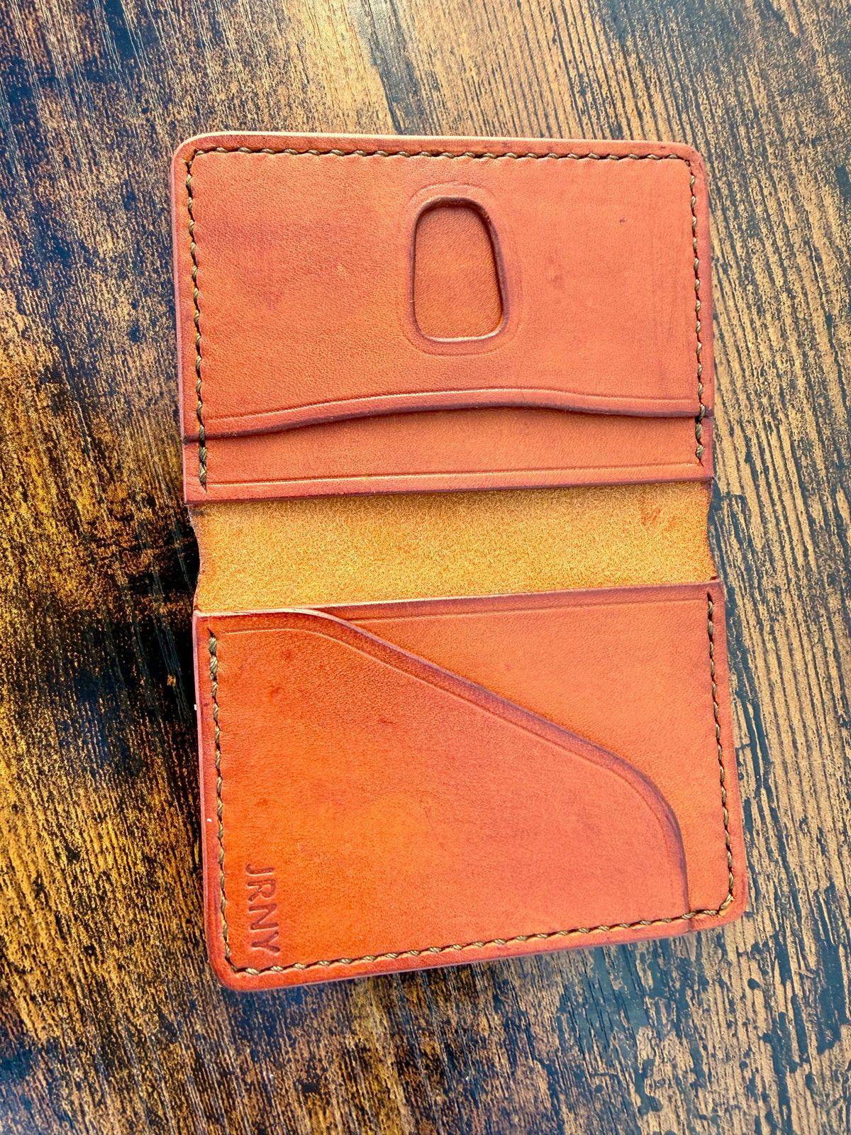 Photo by jeremy.m.boyd on October 1, 2025 of the Jeremy Boyd The JRNY Front Pocket BiFold in Tandy’s Economy Veg-Tan Hand Died English Bridle.