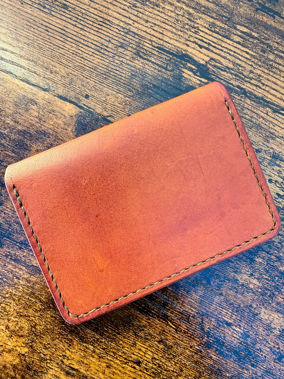 Photo by jeremy.m.boyd on October 1, 2025 of the Jeremy Boyd The JRNY Front Pocket BiFold in Tandy’s Economy Veg-Tan Hand Died English Bridle.