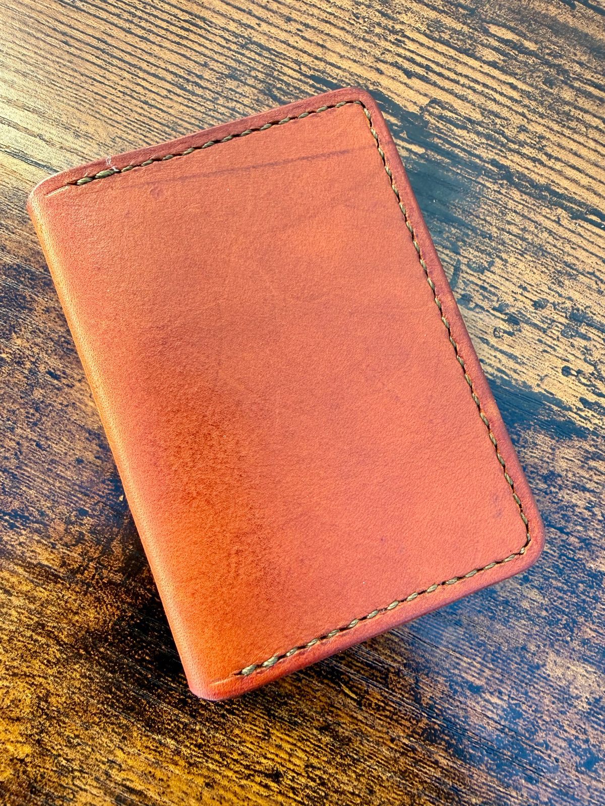 Photo by jeremy.m.boyd on October 1, 2025 of the Jeremy Boyd The JRNY Front Pocket BiFold in Tandy’s Economy Veg-Tan Hand Died English Bridle.