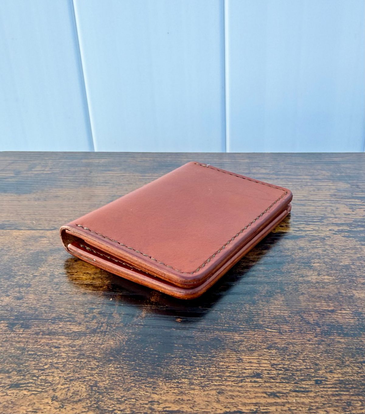 Photo by jeremy.m.boyd on October 1, 2025 of the Jeremy Boyd The JRNY Front Pocket BiFold in Tandy’s Economy Veg-Tan Hand Died English Bridle.