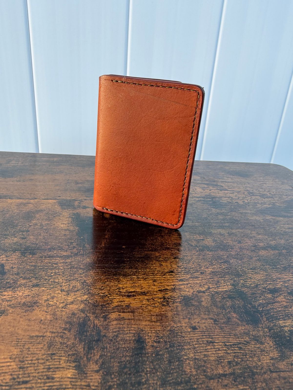 Photo by jeremy.m.boyd on October 1, 2025 of the Jeremy Boyd The JRNY Front Pocket BiFold in Tandy’s Economy Veg-Tan Hand Died English Bridle.