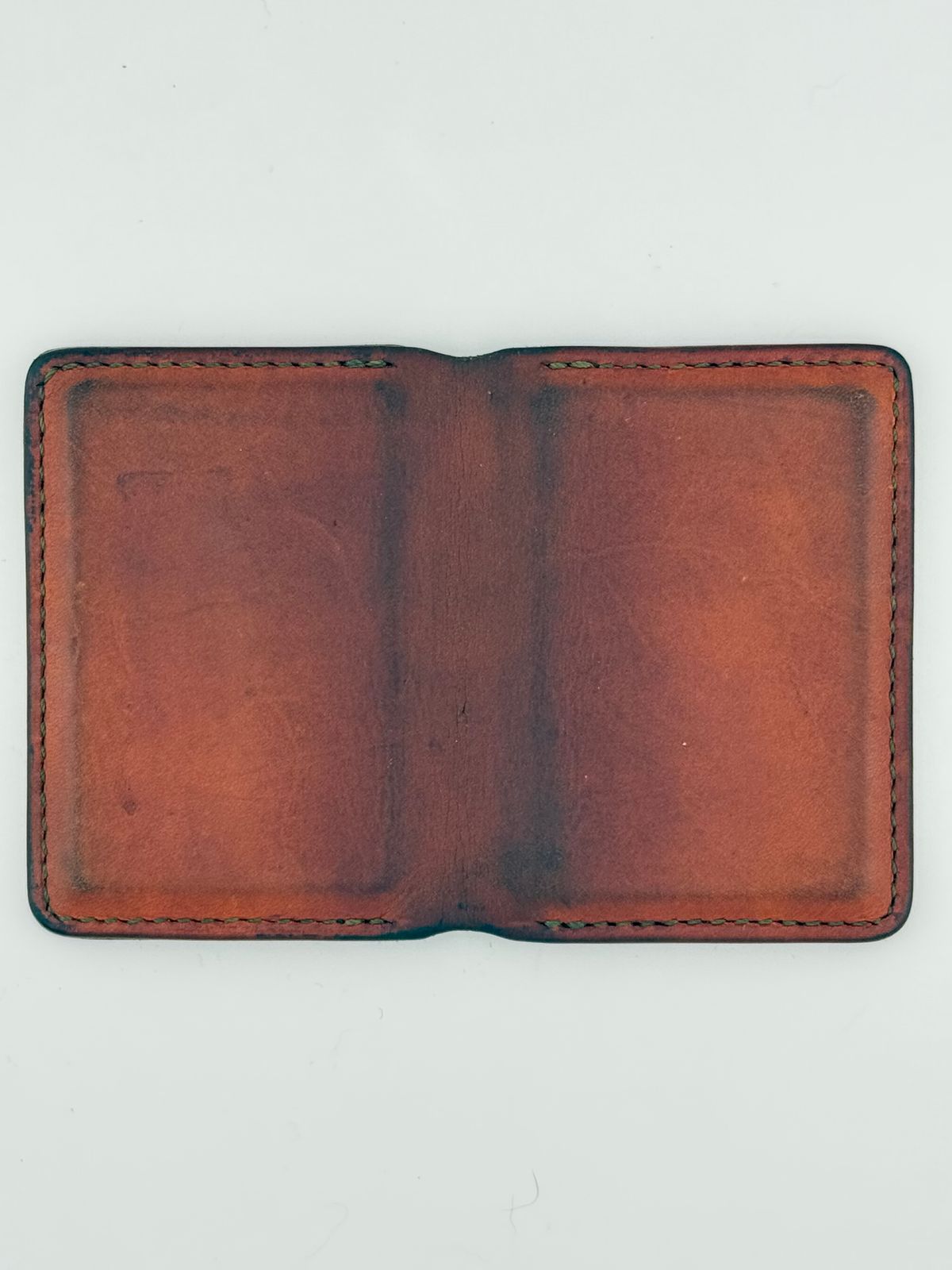 Photo by jeremy.m.boyd on November 5, 2025 of the Jeremy Boyd The JRNY Front Pocket BiFold in Tandy’s Economy Veg-Tan Hand Died English Bridle.