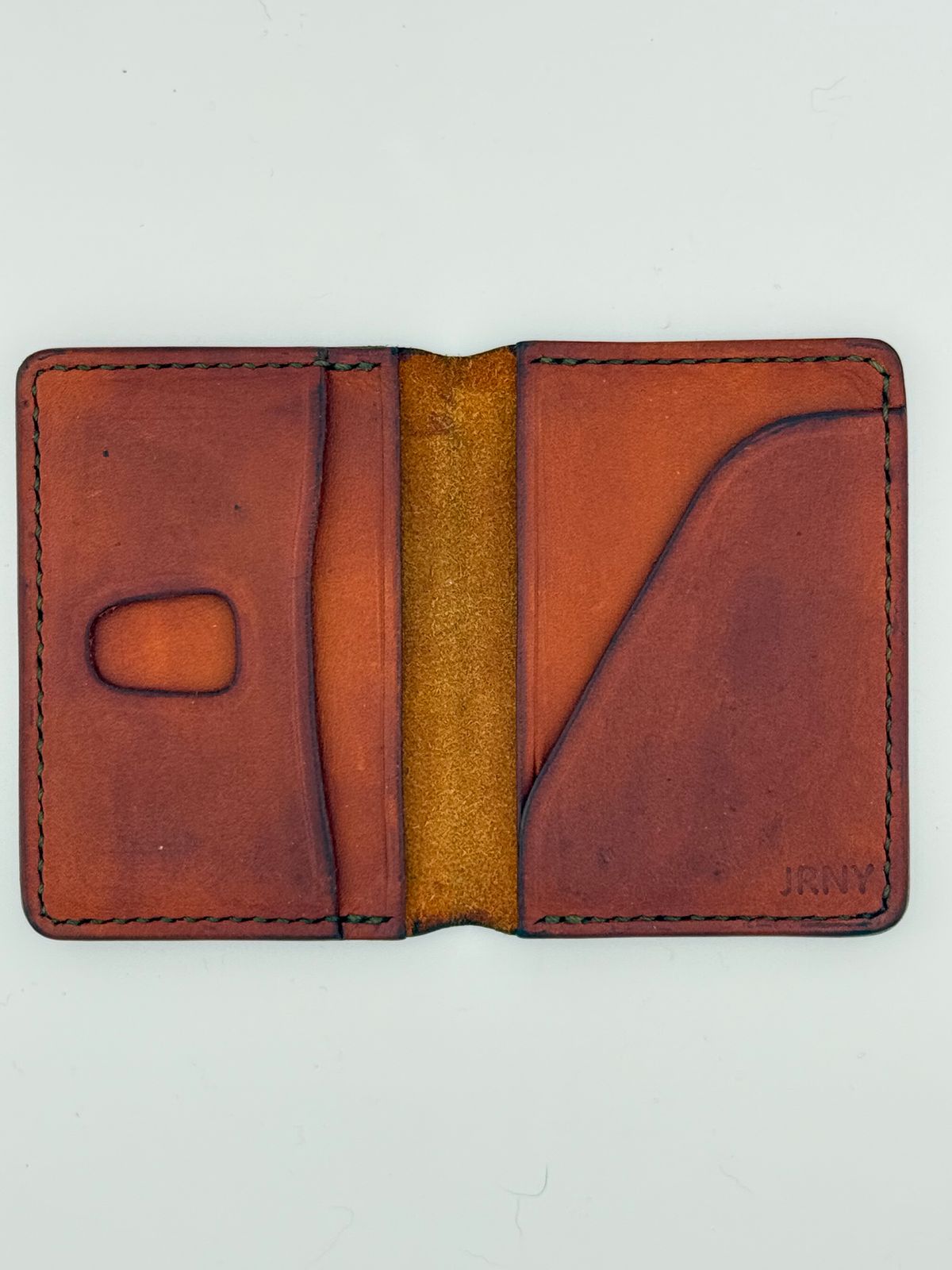 Photo by jeremy.m.boyd on November 5, 2025 of the Jeremy Boyd The JRNY Front Pocket BiFold in Tandy’s Economy Veg-Tan Hand Died English Bridle.