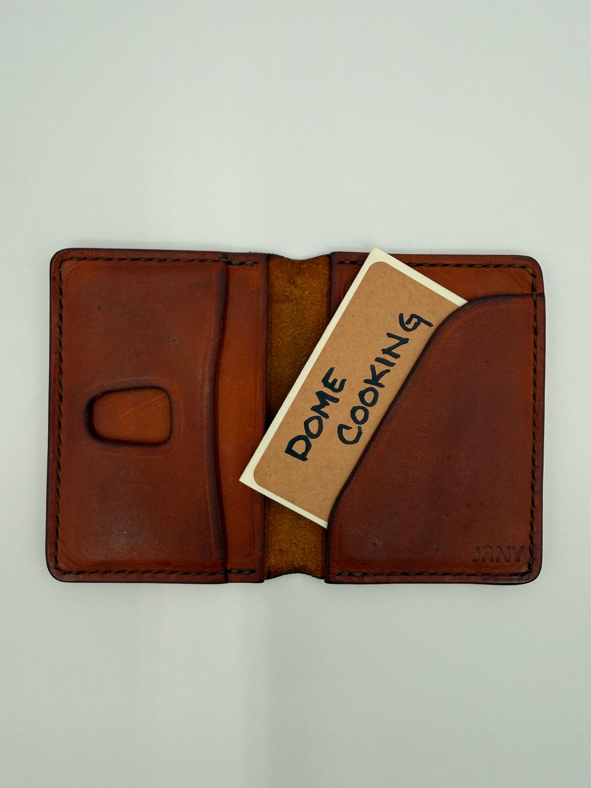 Photo by jeremy.m.boyd on November 5, 2025 of the Jeremy Boyd The JRNY Front Pocket BiFold in Tandy’s Economy Veg-Tan Hand Died English Bridle.