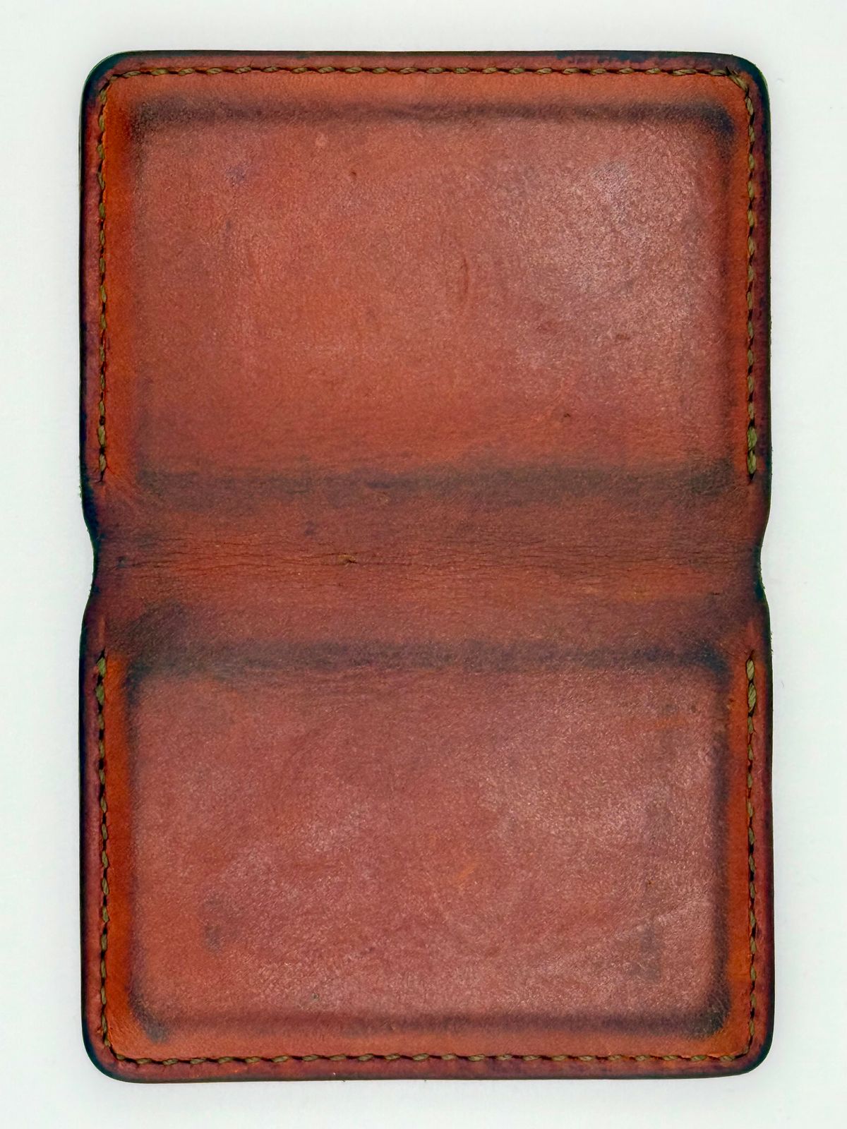 Photo by jeremy.m.boyd on December 2, 2025 of the Jeremy Boyd The JRNY Front Pocket BiFold in Tandy’s Economy Veg-Tan Hand Died English Bridle.